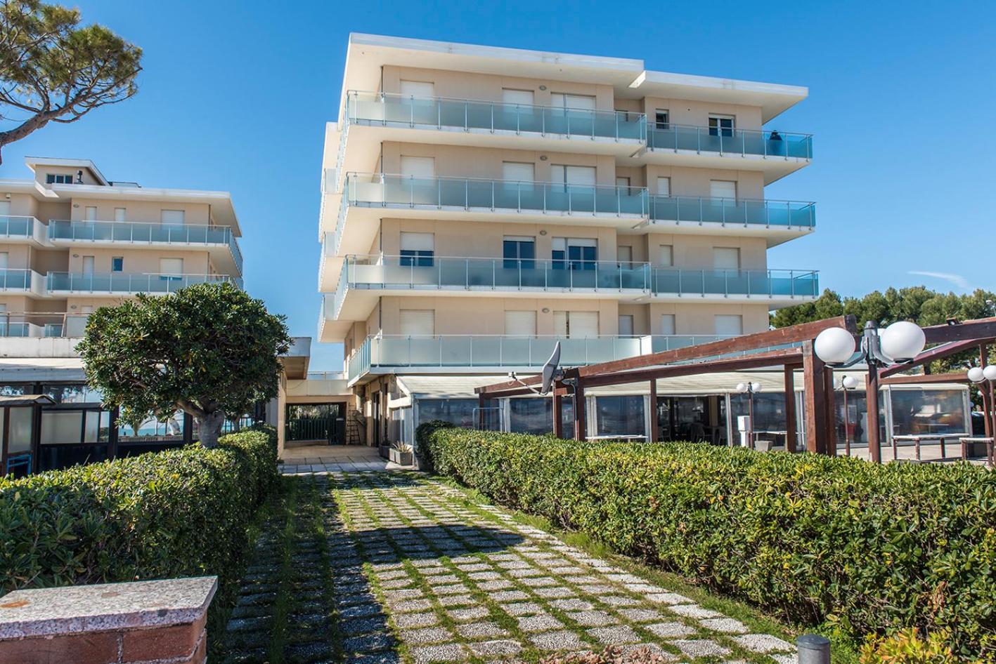 M340 - Marcelli, accogliente trilocale fronte mare con balcone view 2