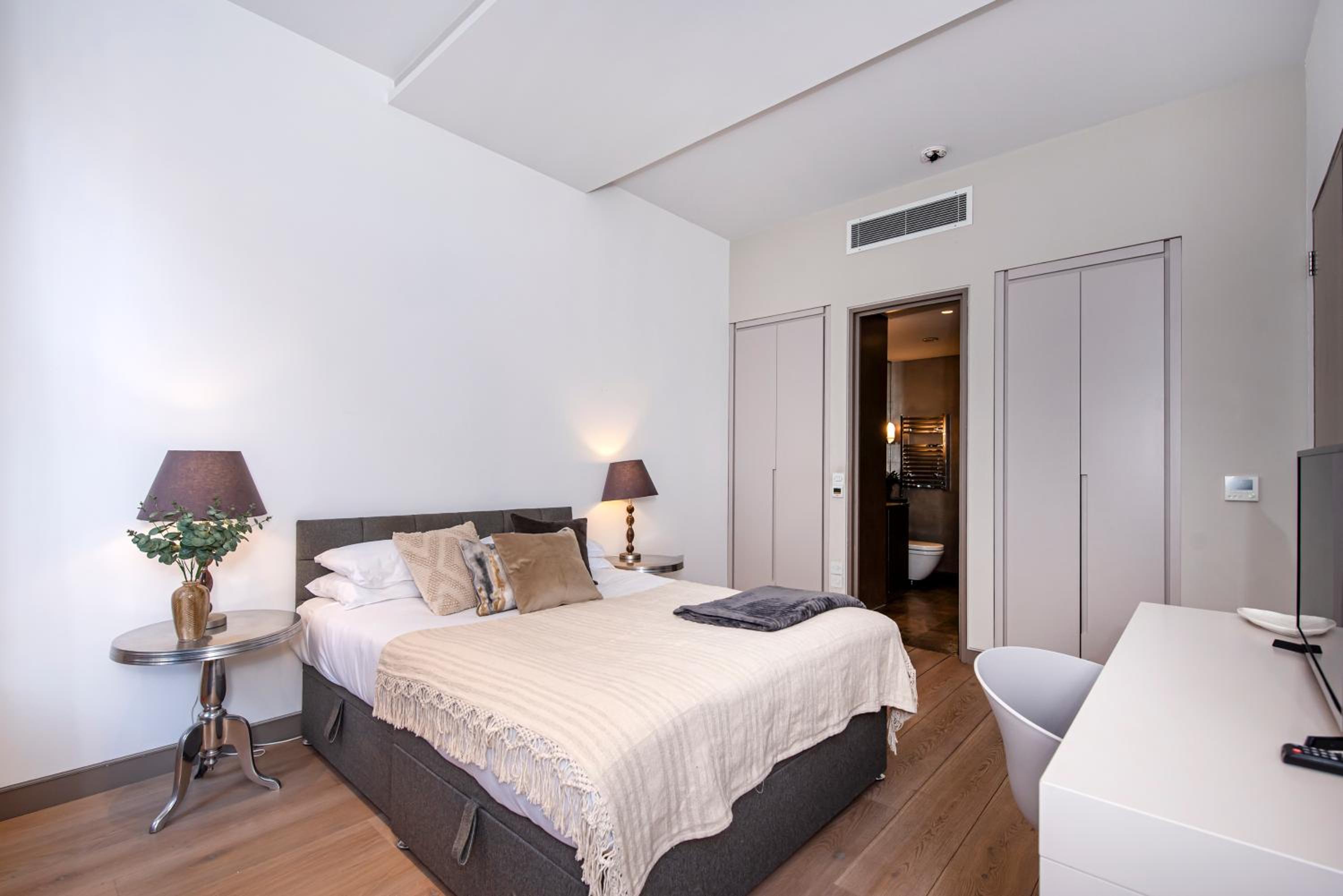 Oxford Street -West End-Great Location
