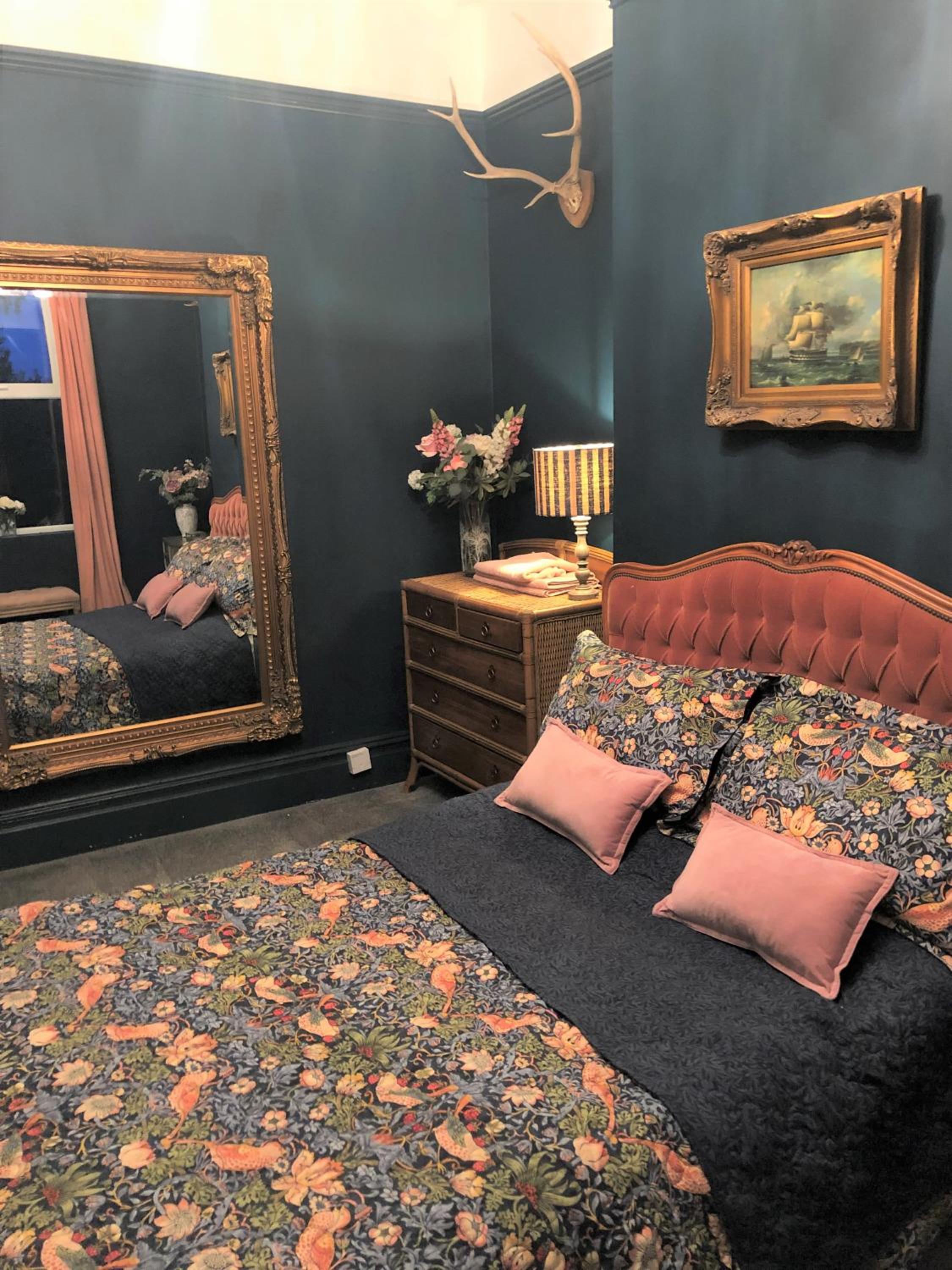 Lyndhurst - Victorian villa with heated pool view 4