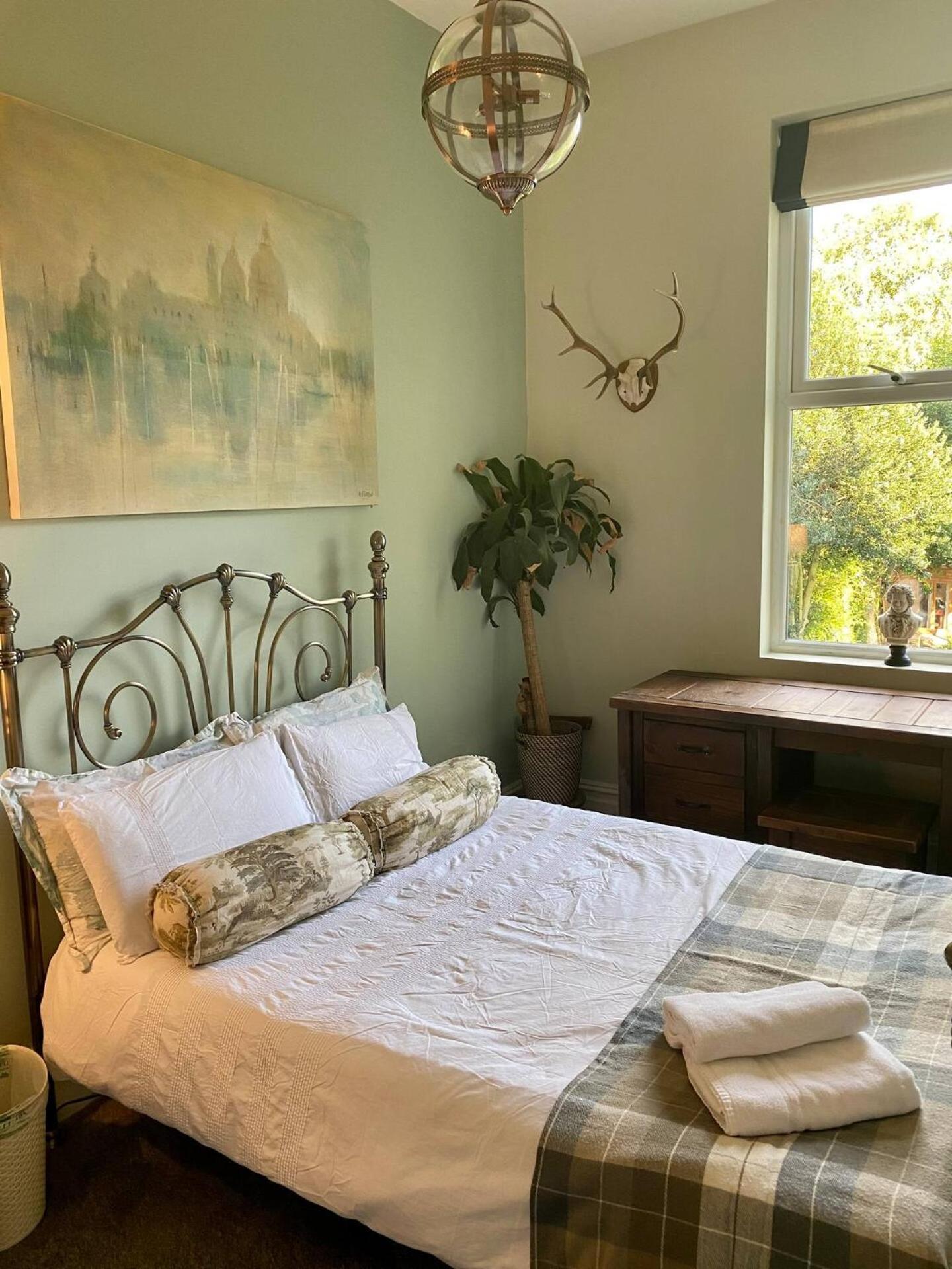 Lyndhurst - Victorian villa with heated pool view 5