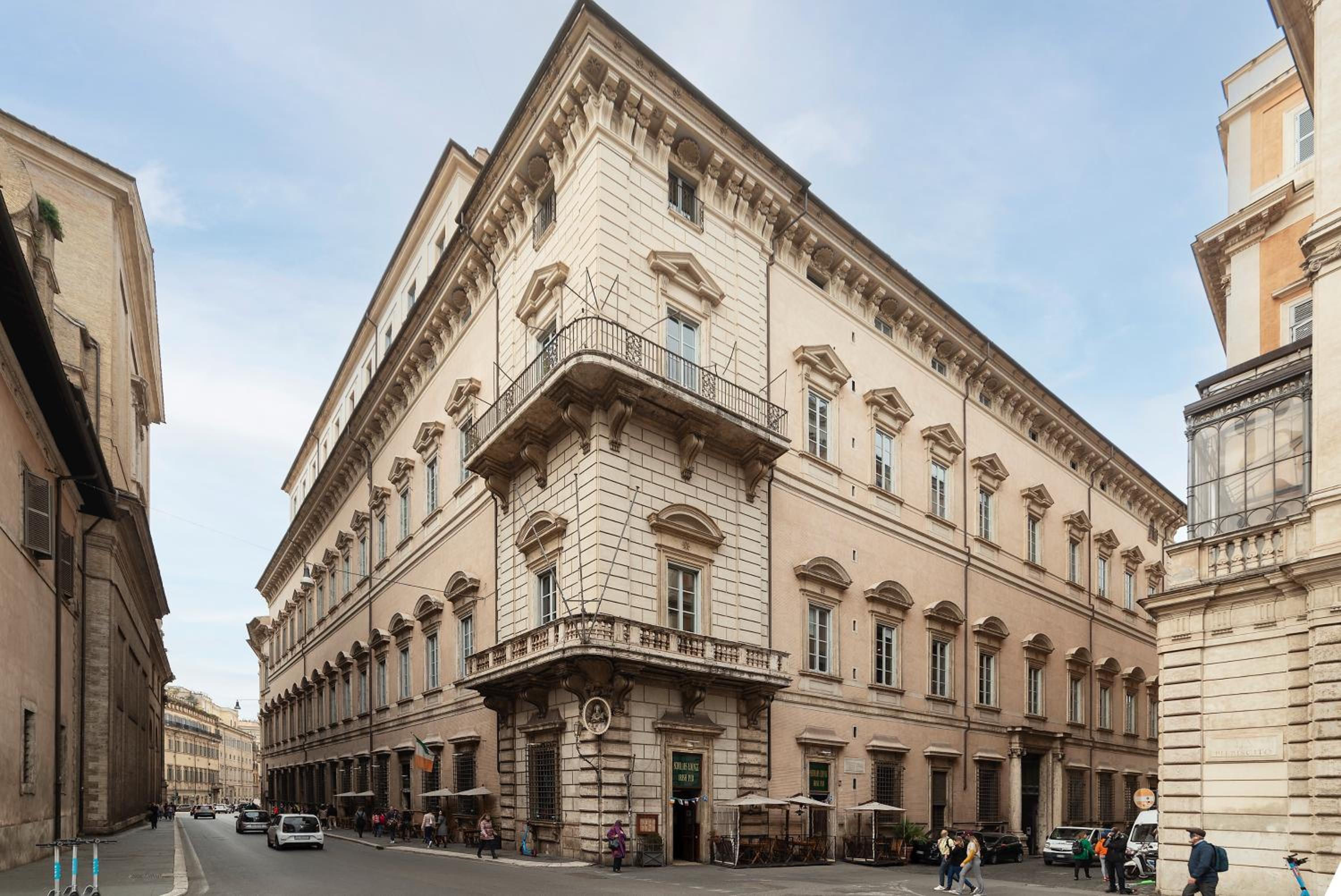 GuestHost - Palazzo Altieri Elegant Apartment