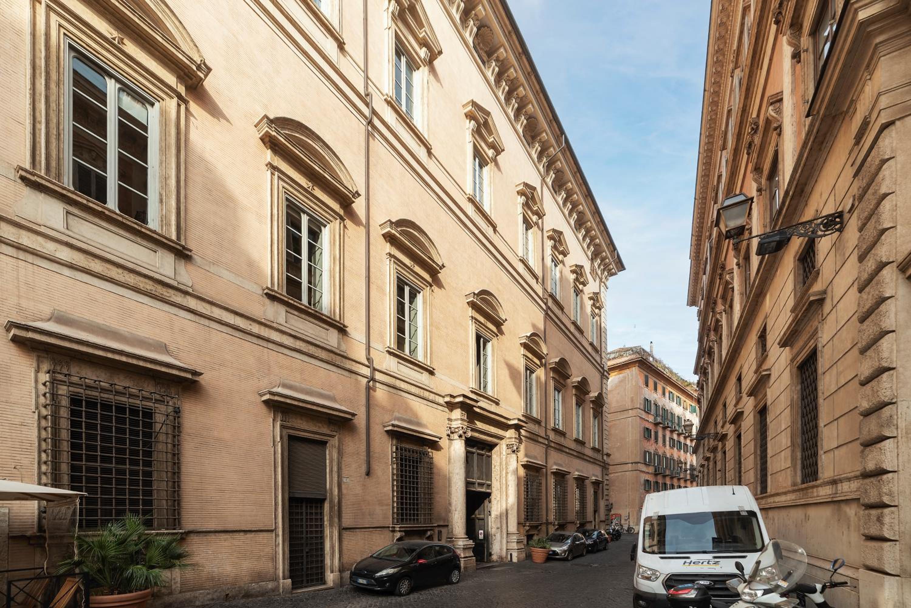 GuestHost - Palazzo Altieri Elegant Apartment