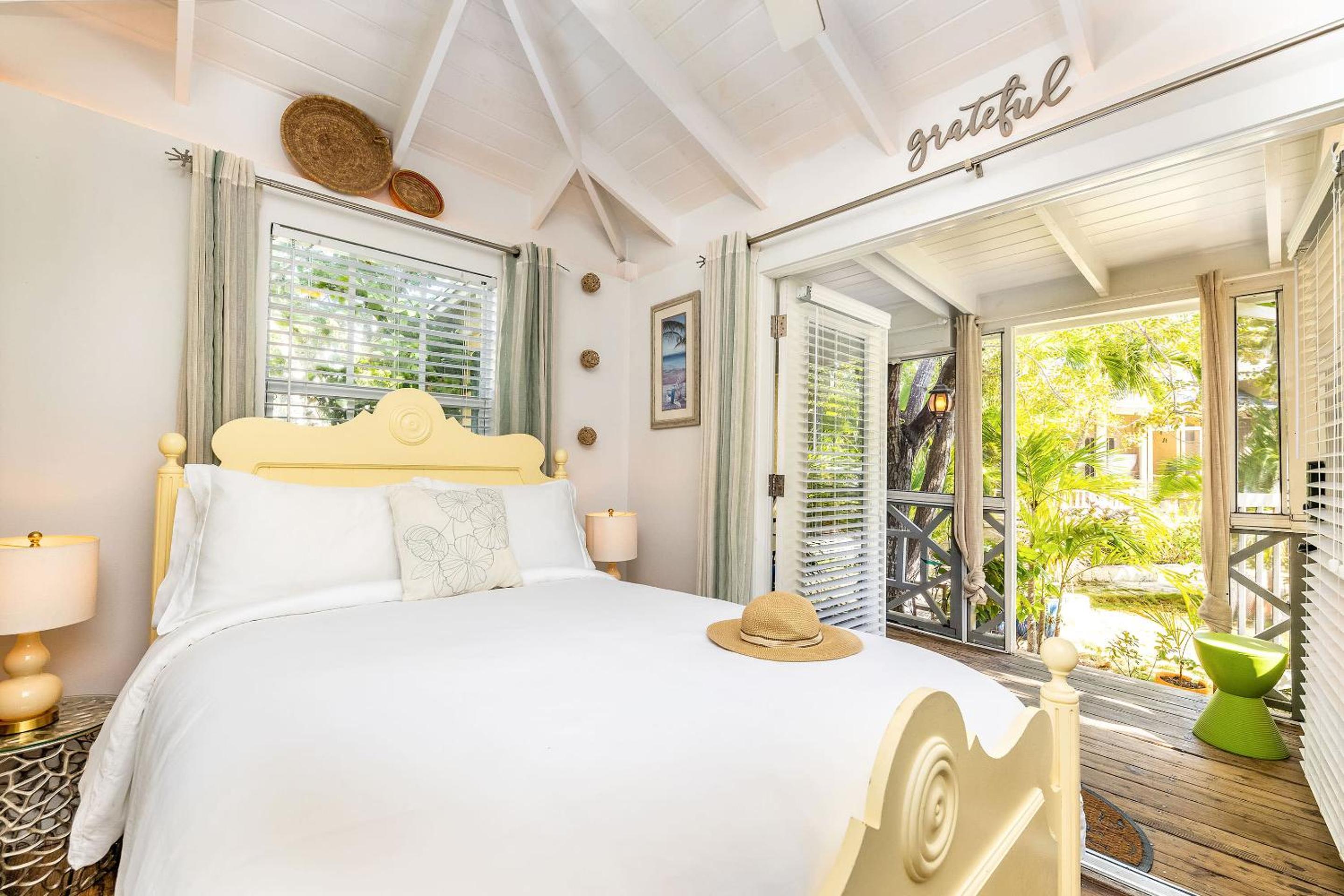 Dreamy Cottage in Grace Bay with BBQ and Bikes Included view 3