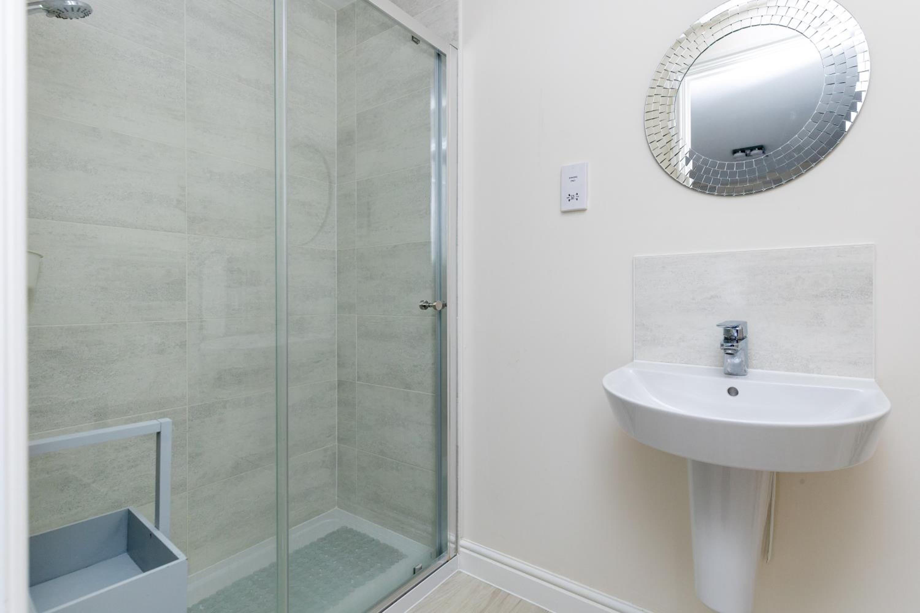 Kirkstall by Alt-Stay Contractor Accommodation - 4 Bed Contractor Home With Parking, Wi-Fi & Full Kitchen - Ideal For Long stays view 2