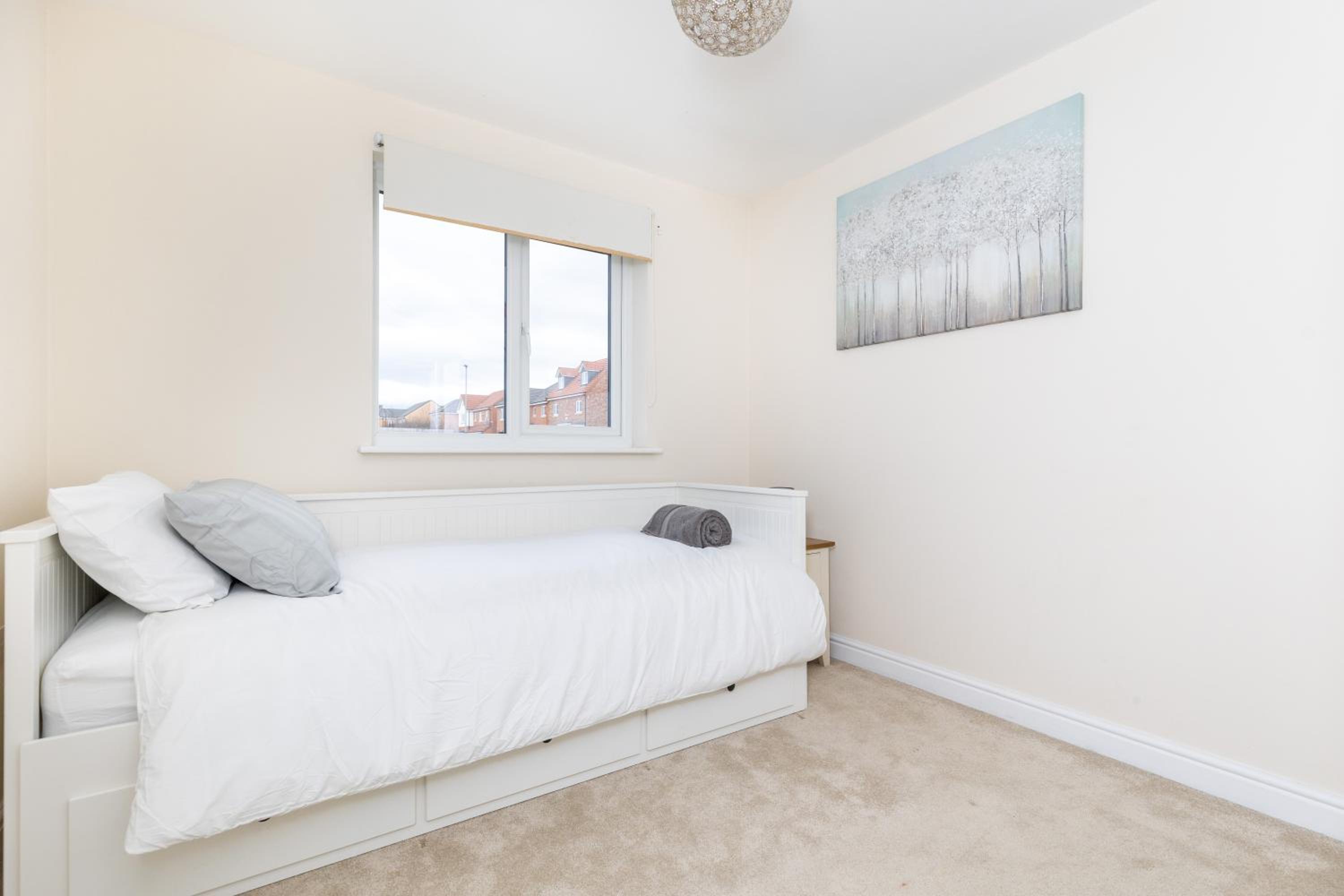 Kirkstall by Alt-Stay Contractor Accommodation - 4 Bed Contractor Home With Parking, Wi-Fi & Full Kitchen - Ideal For Long stays view 3