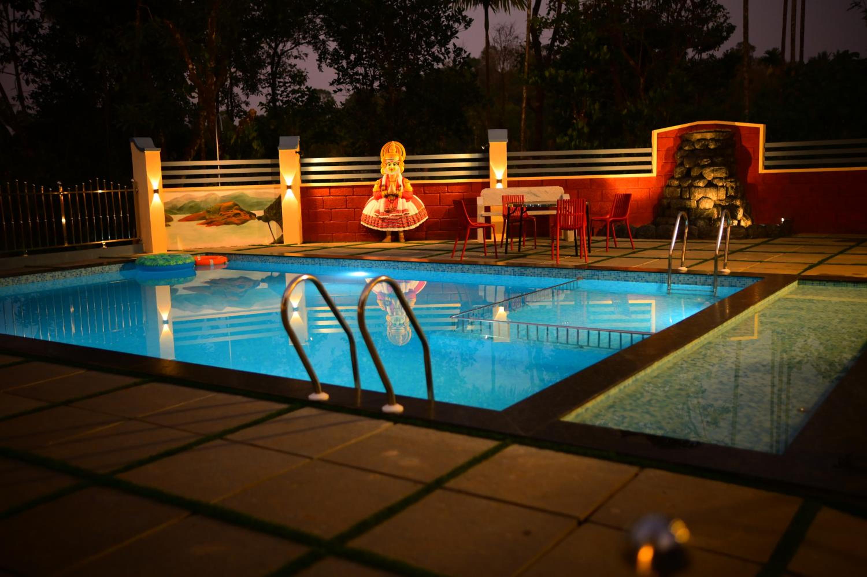 SILVERY MOON Resort
