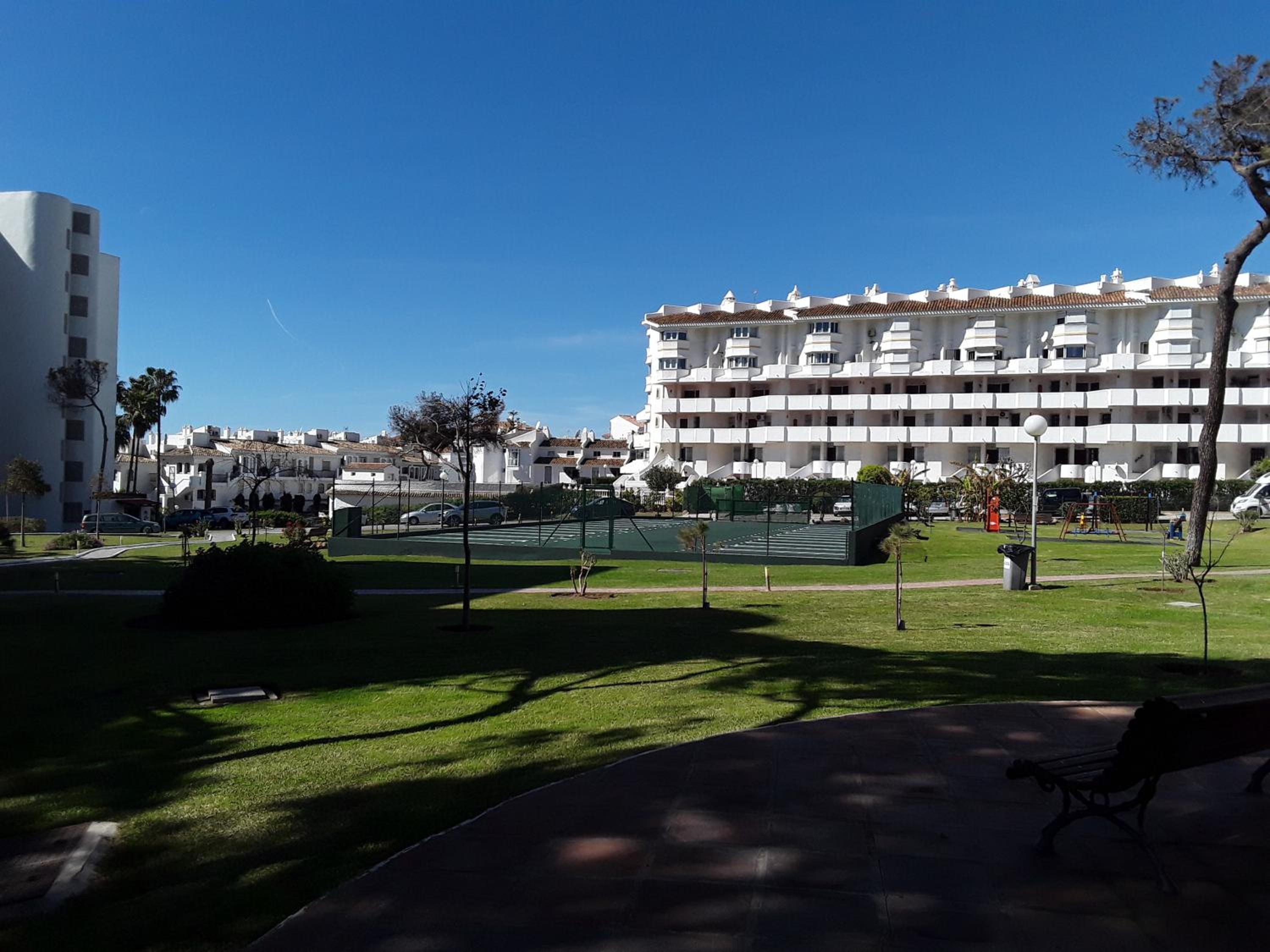 Holidays & Home New Studio Calahonda, Pools ,50 m Beach view 5