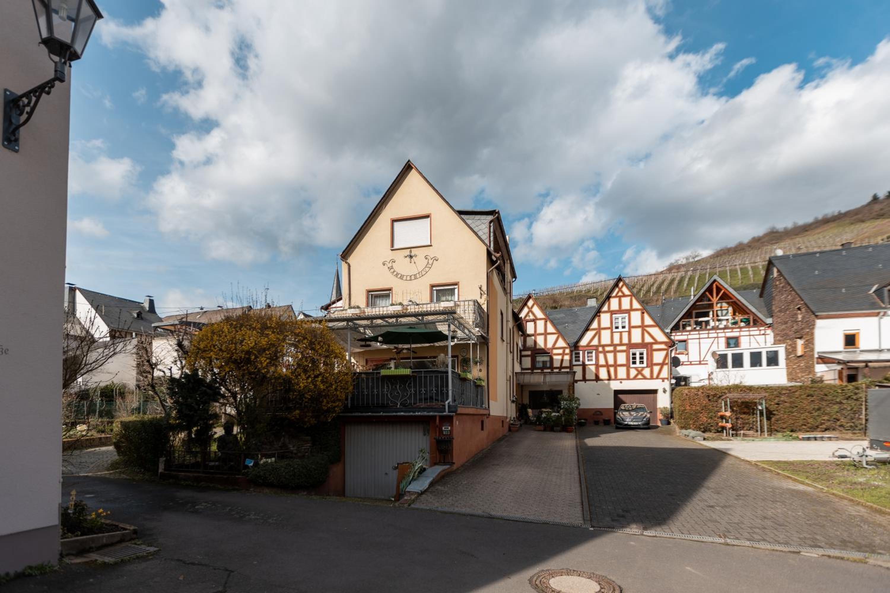BG Living & Hosting - Mosel-Fachwerkhaus nahe Calmont Klettersteig - 2 Schlafzimmer, Parkplatz, WLAN & Netflix, 5 Personen