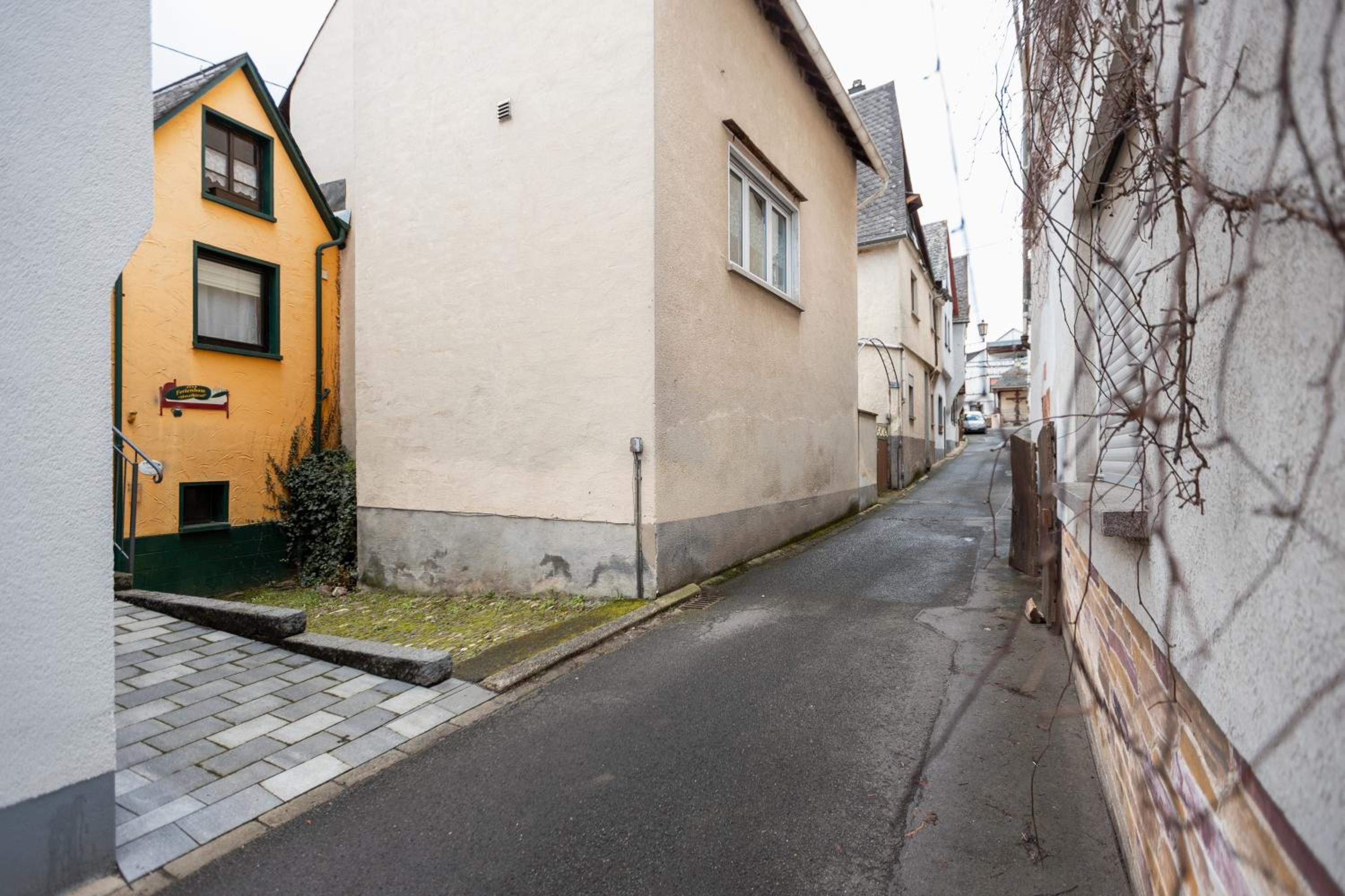 BG Living & Hosting - Mosel-Fachwerkhaus nahe Calmont Klettersteig - 2 Schlafzimmer, Parkplatz, WLAN & Netflix, 5 Personen