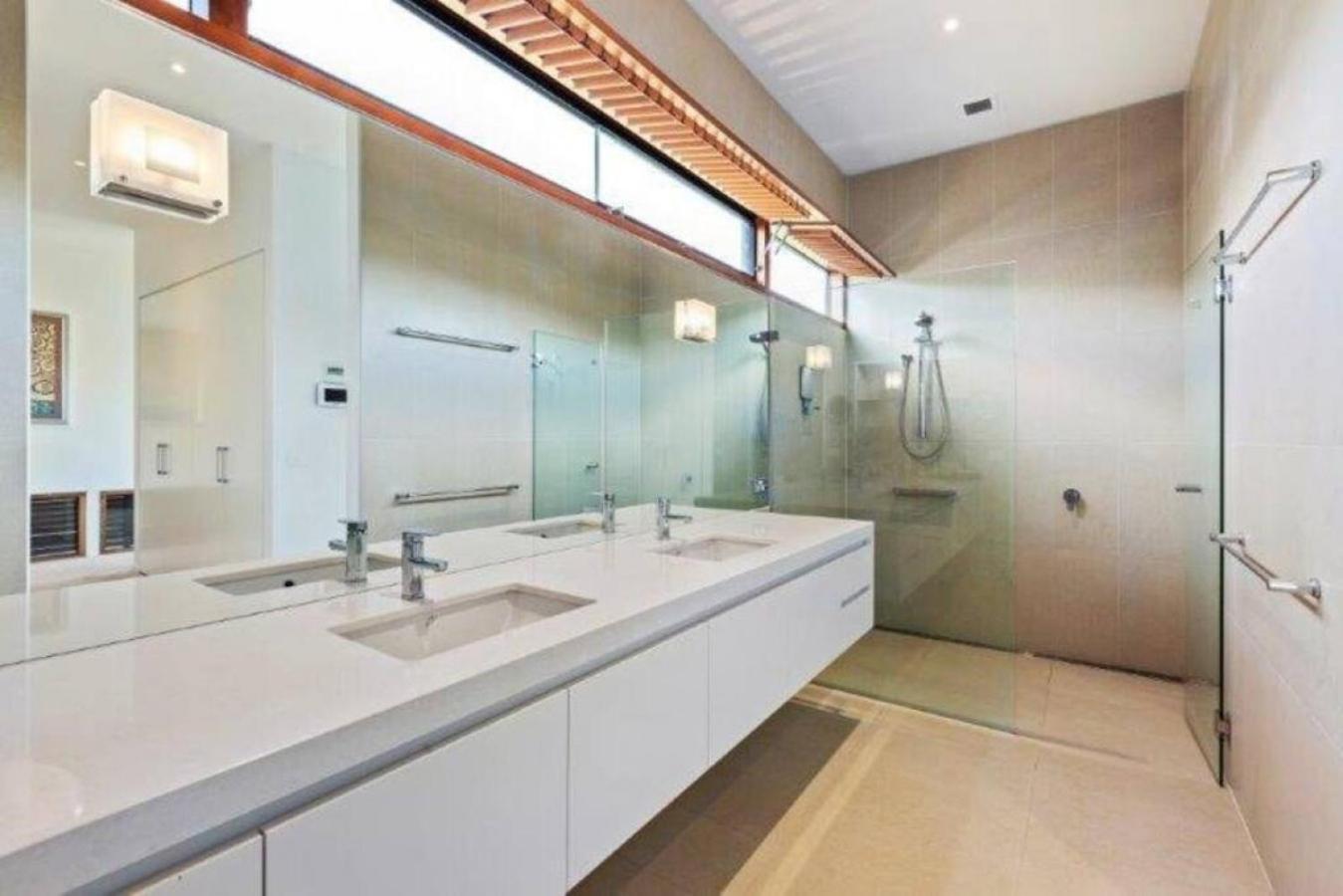 LUXE VILLA BEACHSIDE location lifestyle views