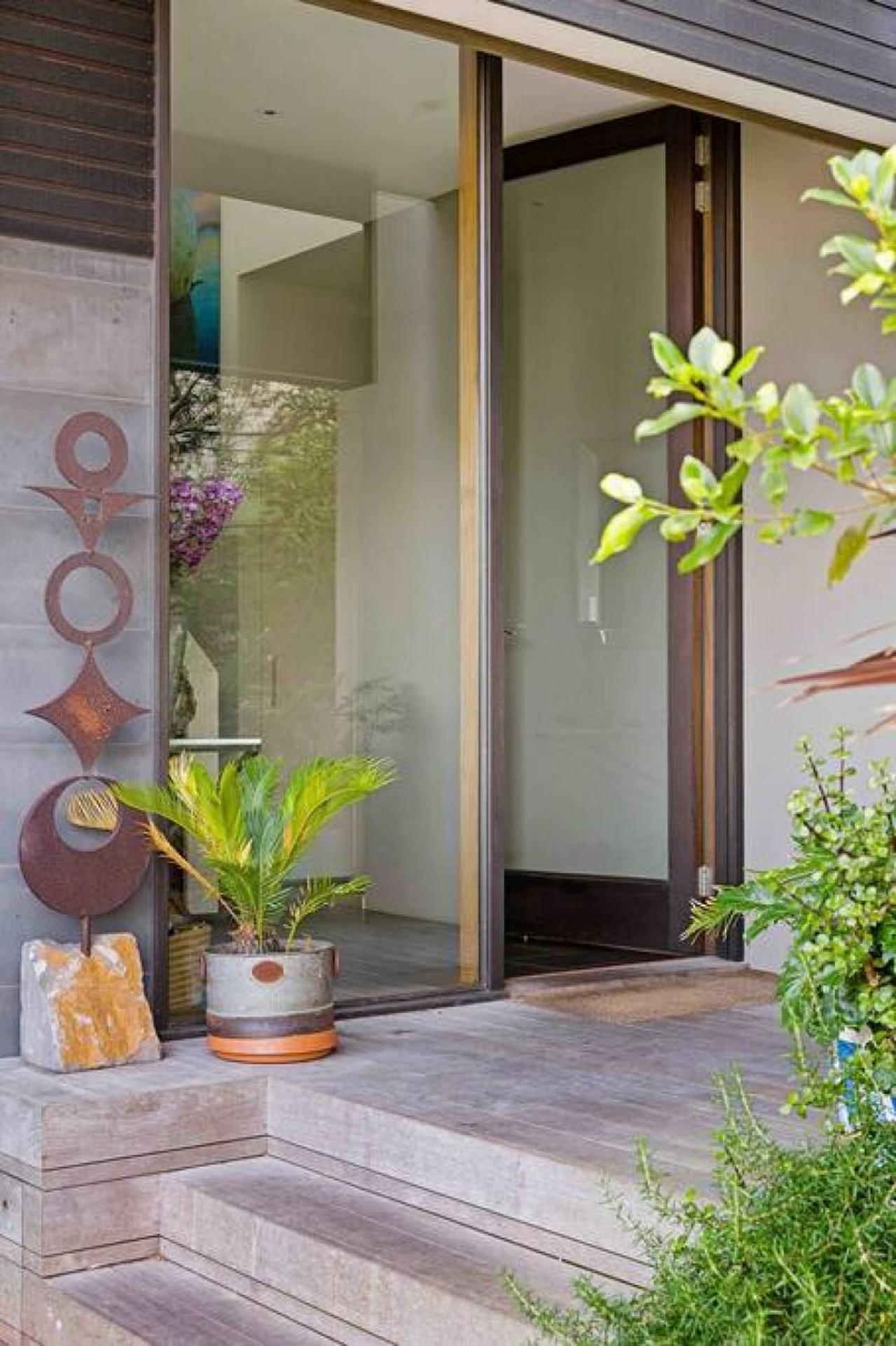 LUXE VILLA BEACHSIDE location lifestyle views