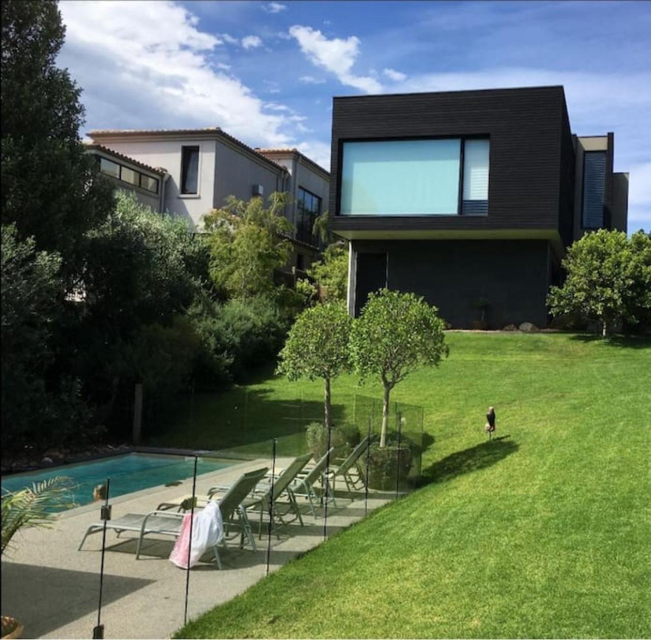 LUXE VILLA BEACHSIDE location lifestyle views