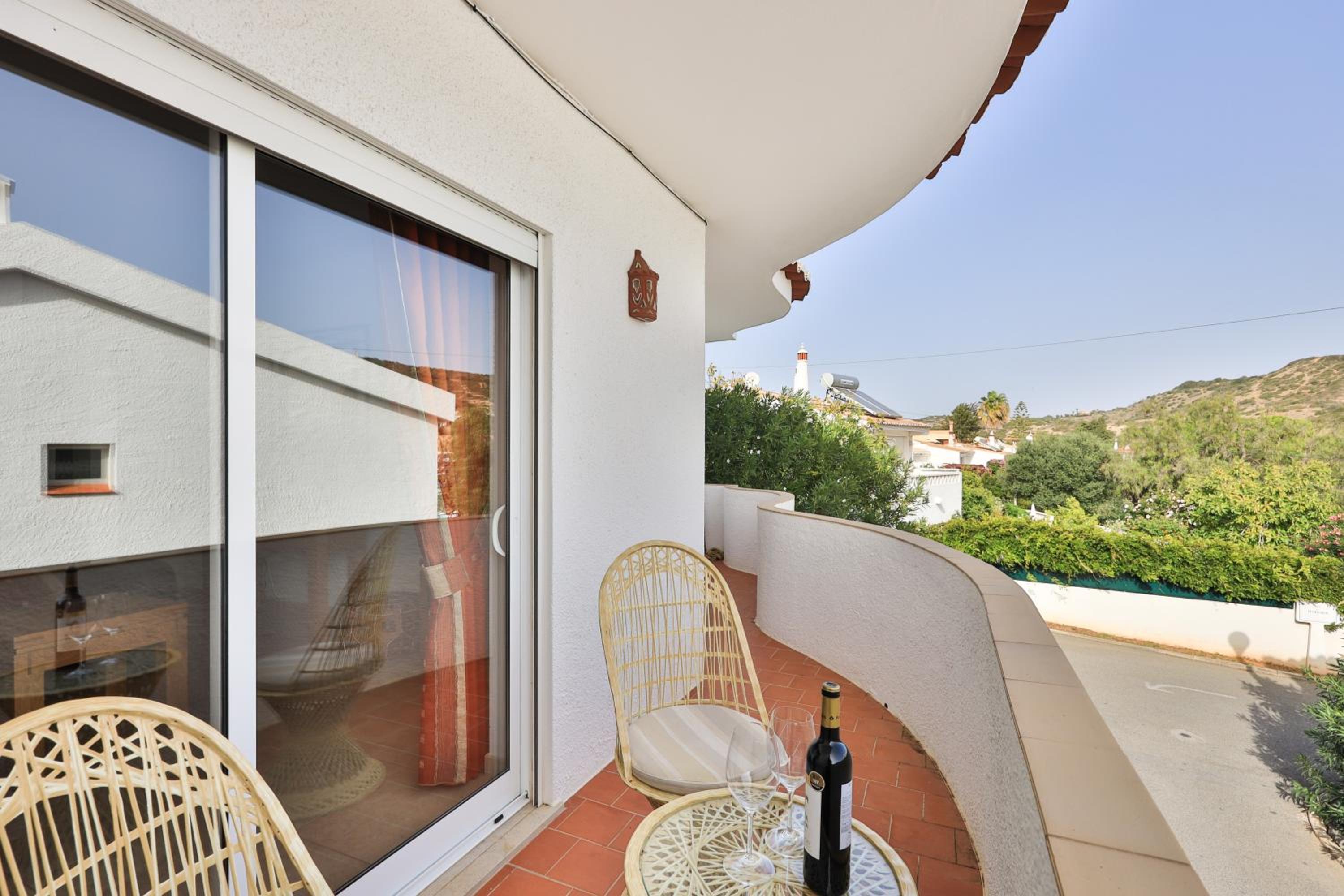 CoolHouses Algarve, Luz, 1 bed flat, top floor, a stone's throw to the beach, Casa Isabell view 2