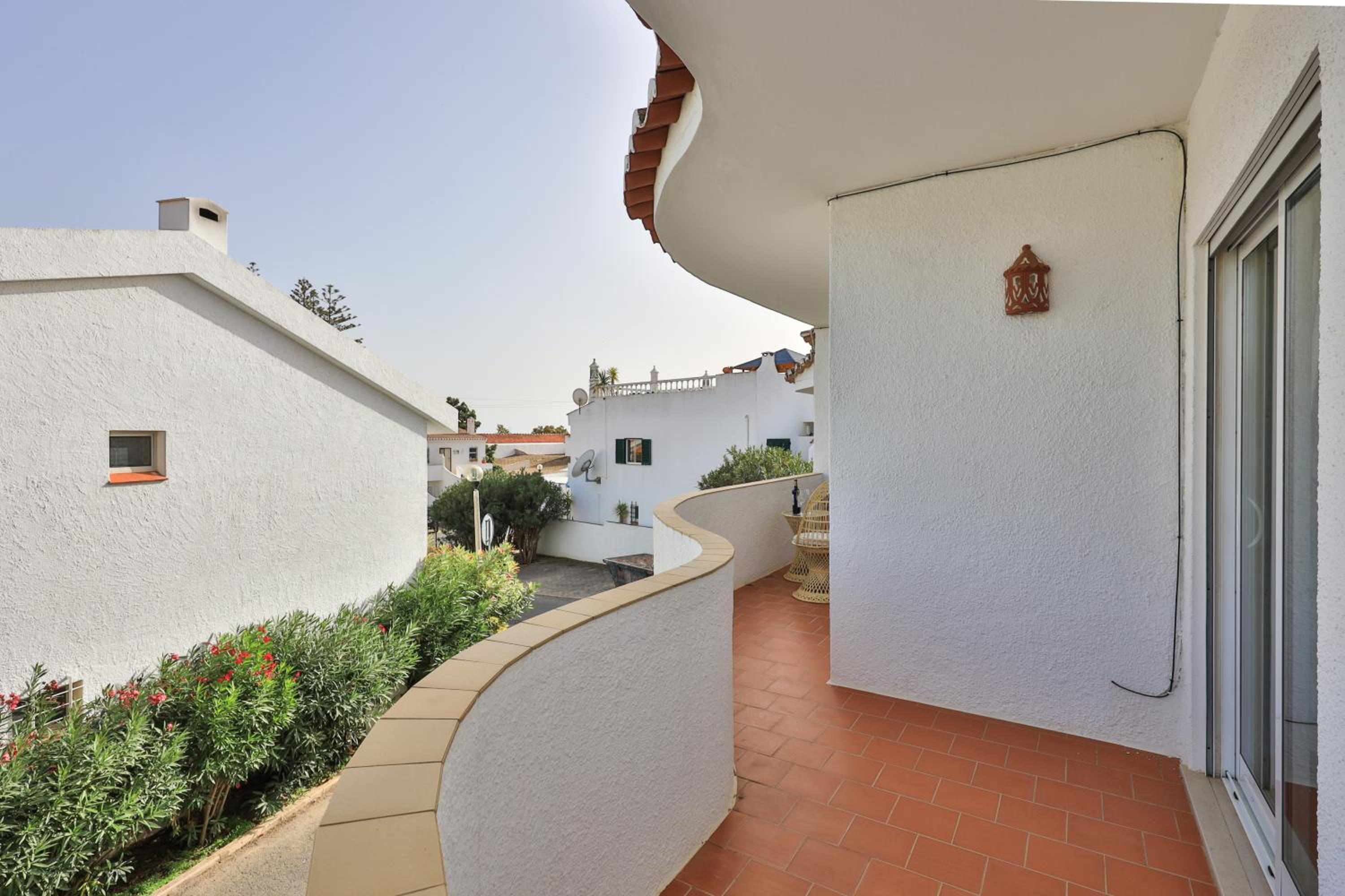 CoolHouses Algarve, Luz, 1 bed flat, top floor, a stone's throw to the beach, Casa Isabell view 3