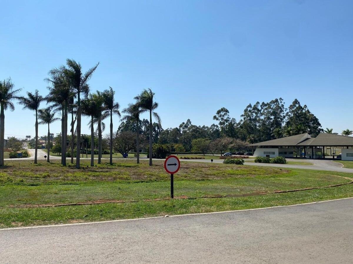 Linda Casa de Campo Nova em condomínio com piscina aquecida