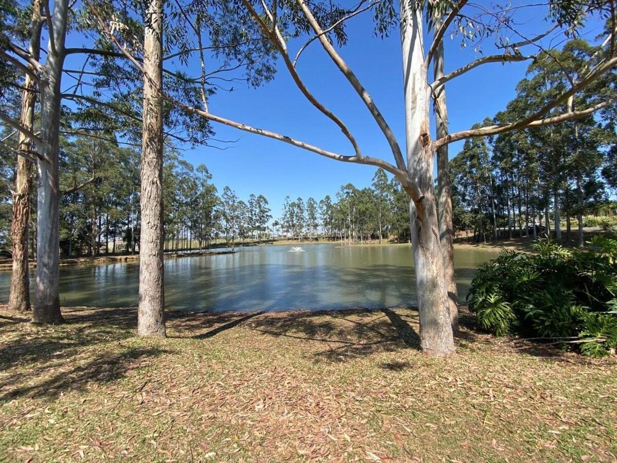 Linda Casa de Campo Nova em condomínio com piscina aquecida