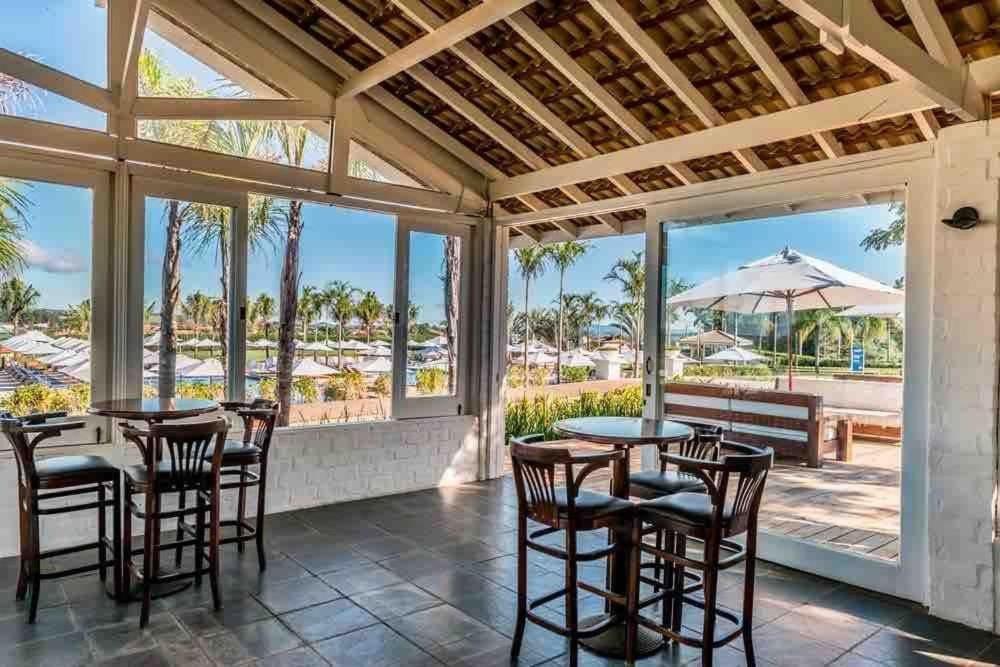 Linda Casa de Campo Nova em condomínio com piscina aquecida