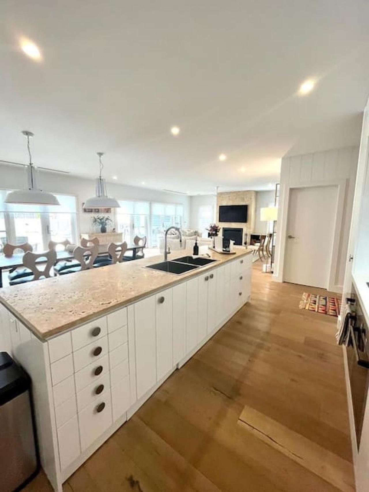 Coastal VILLA CHILL Superior style Summer vibe