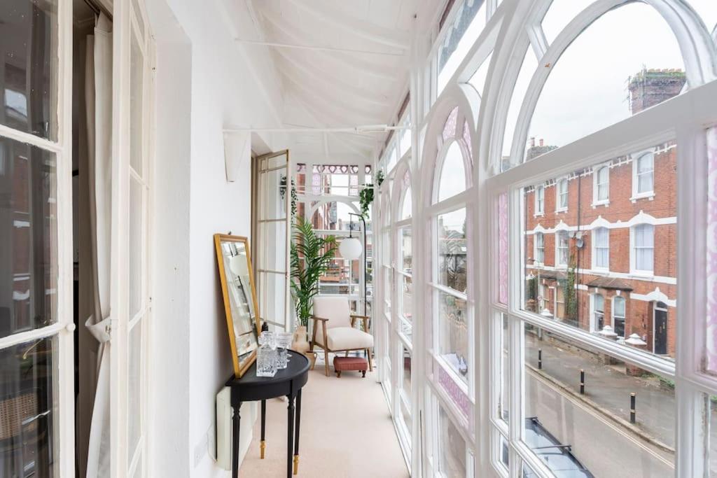 Beautiful City Centre Flat with Free Parking view 2