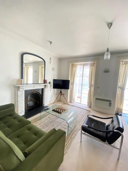 Beautiful City Centre Flat with Free Parking view 3