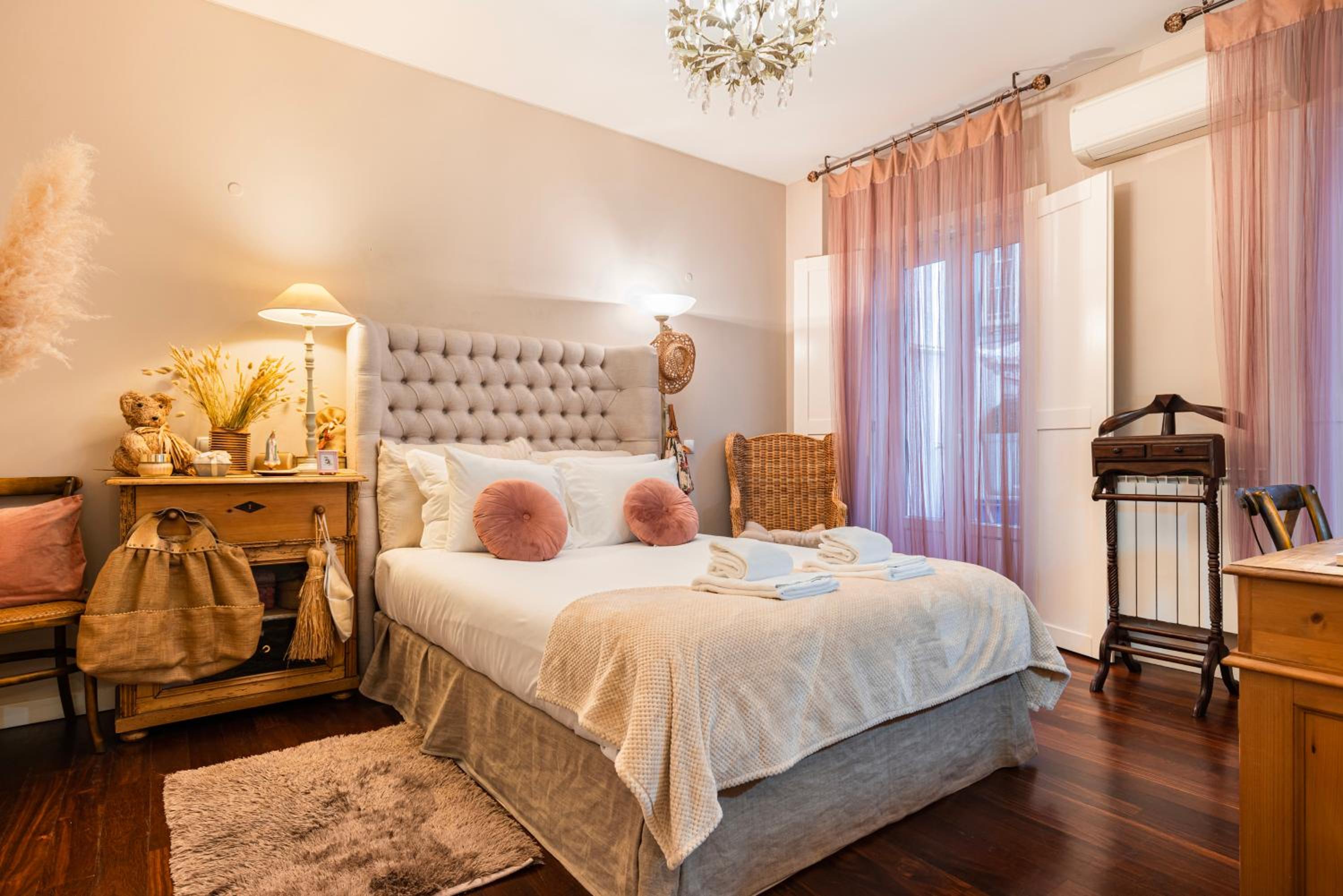 Isabella's Luxury Home by LovelyStay