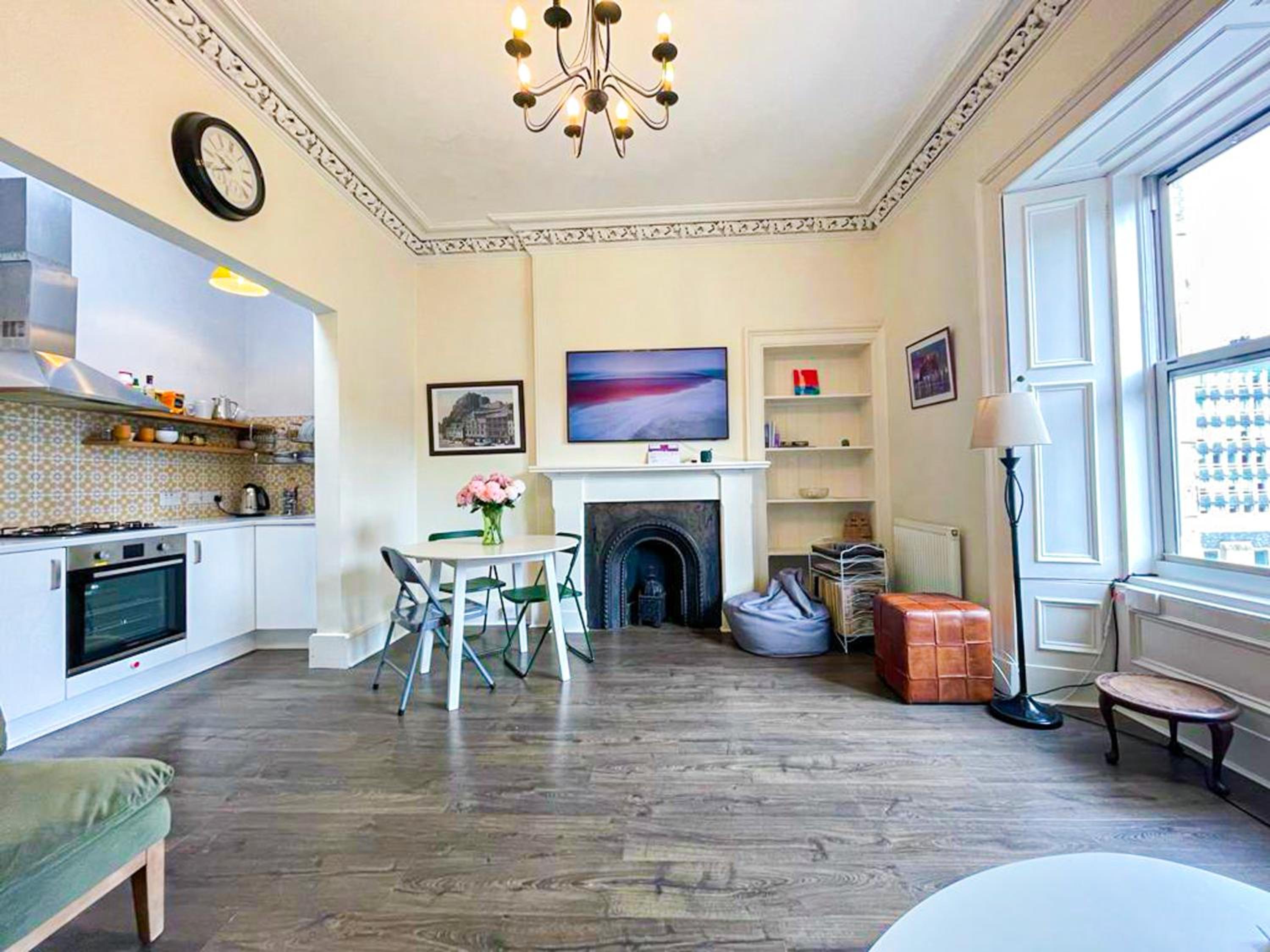 Open Plan 2 Bed Apt, Near Edinburgh Castle view 2