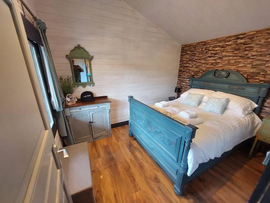 The Malvern Hills, Courtyard Cabins,Tom Cabin