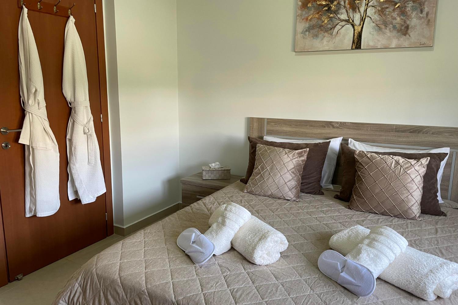 Eleona's Royal Gardens By Yiota - Luxury 2 Bed Apartment in Exclusive Complex