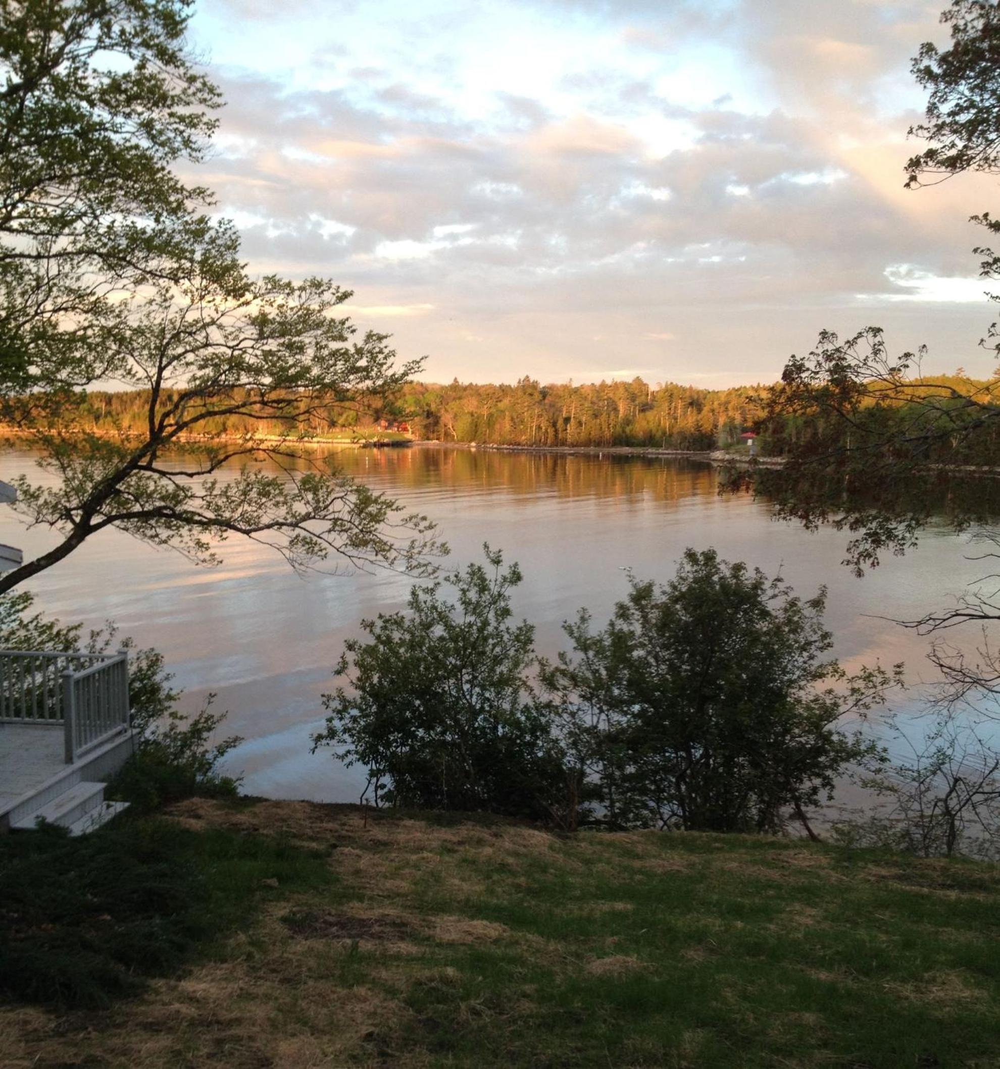 Oceanfront Garden Cottage - Gateway to Attractions and Towns, Private Cove Mooring