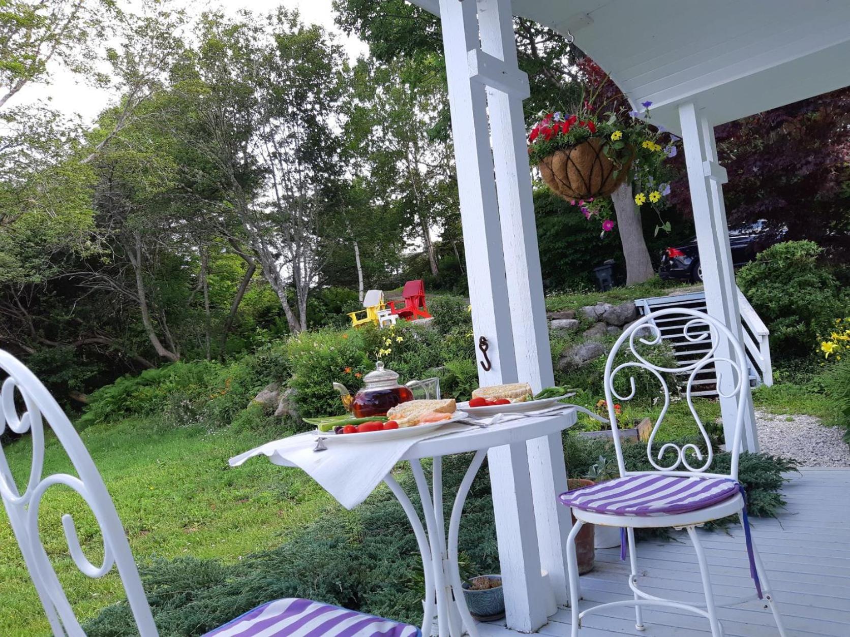 Oceanfront Garden Cottage - Gateway to Attractions and Towns, Private Cove Mooring