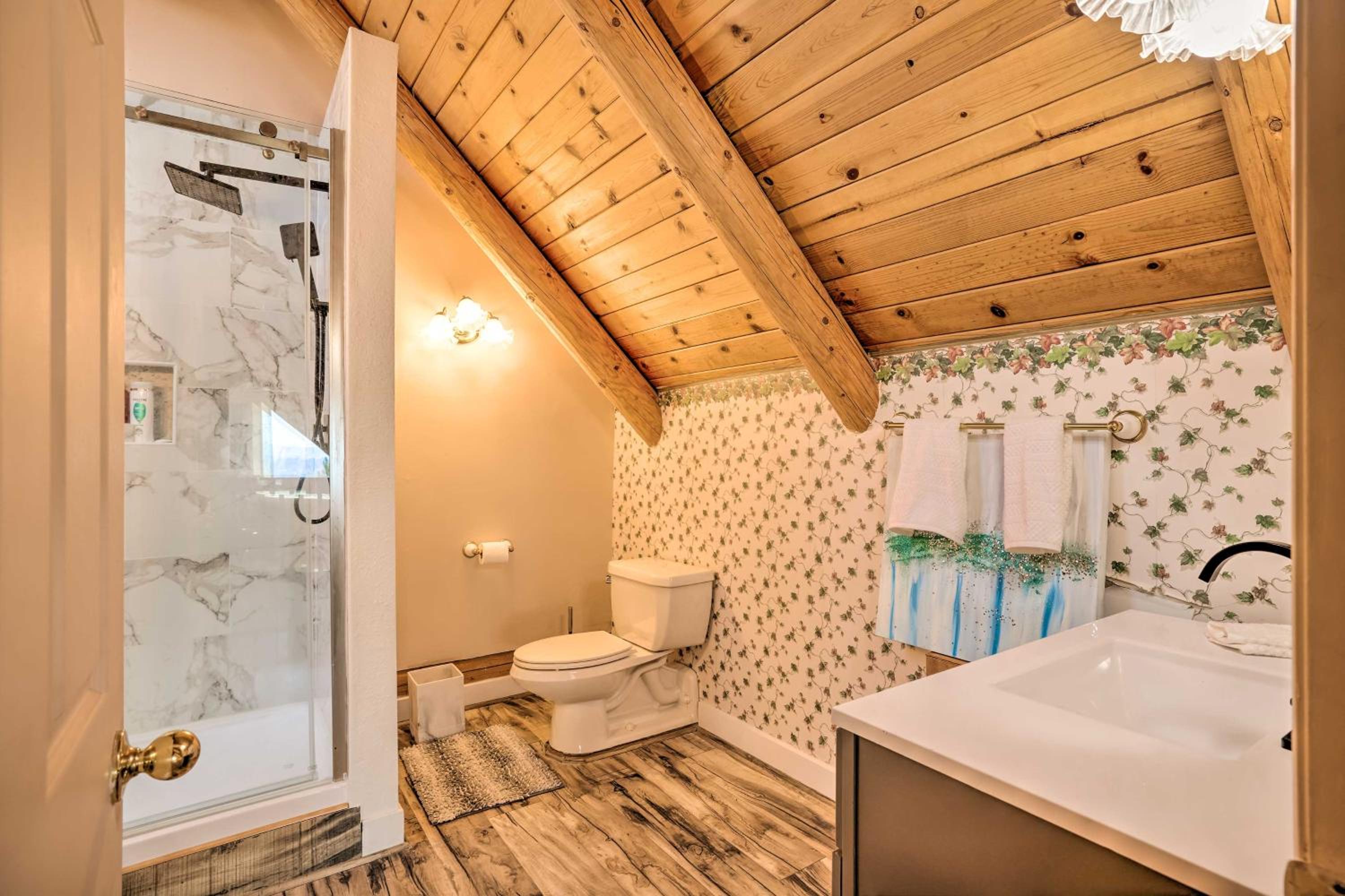 Stunning Log Cabin with Great Views, Firepit, Deck near Twain Hart