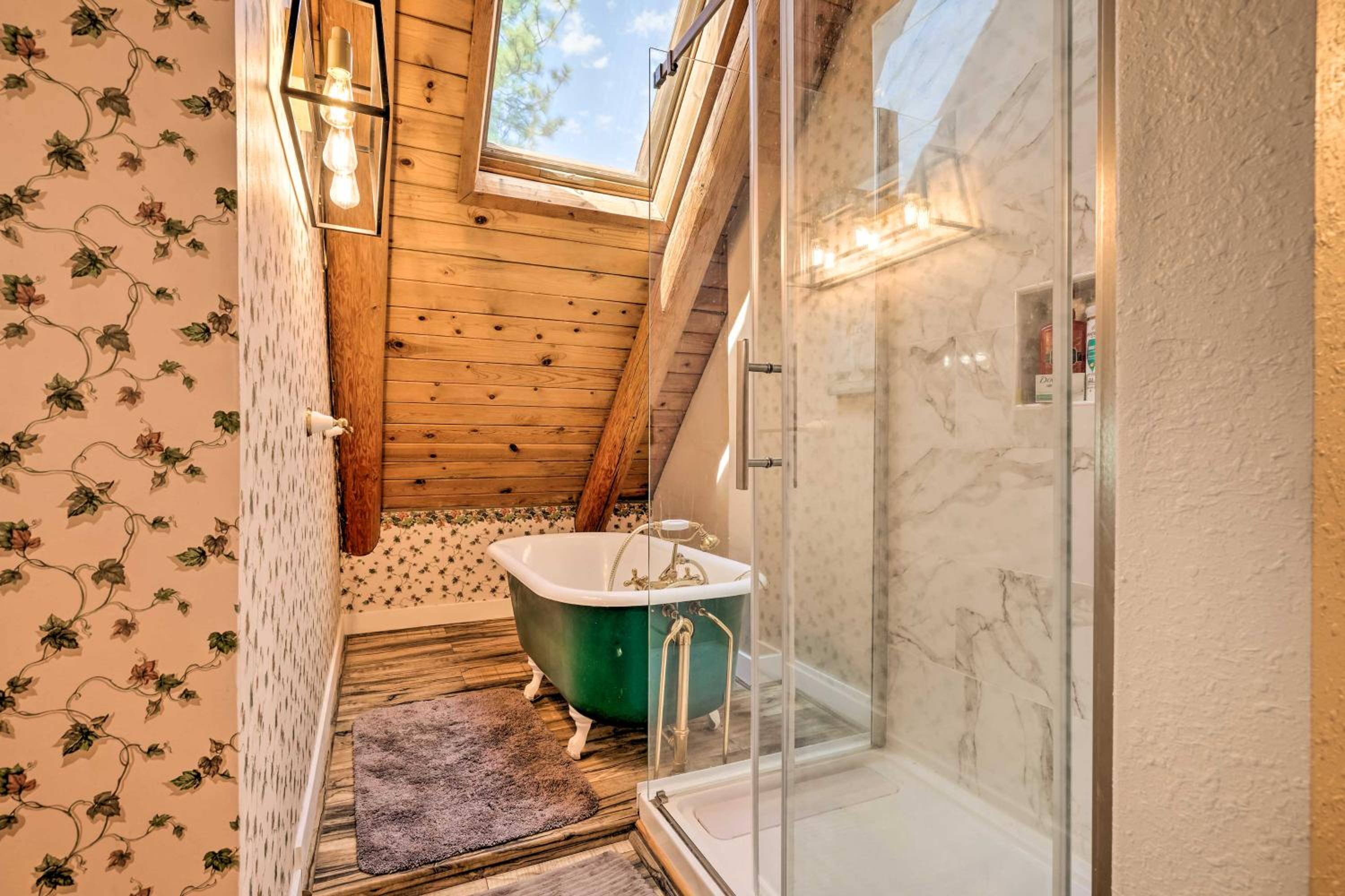 Stunning Log Cabin with Great Views, Firepit, Deck near Twain Hart