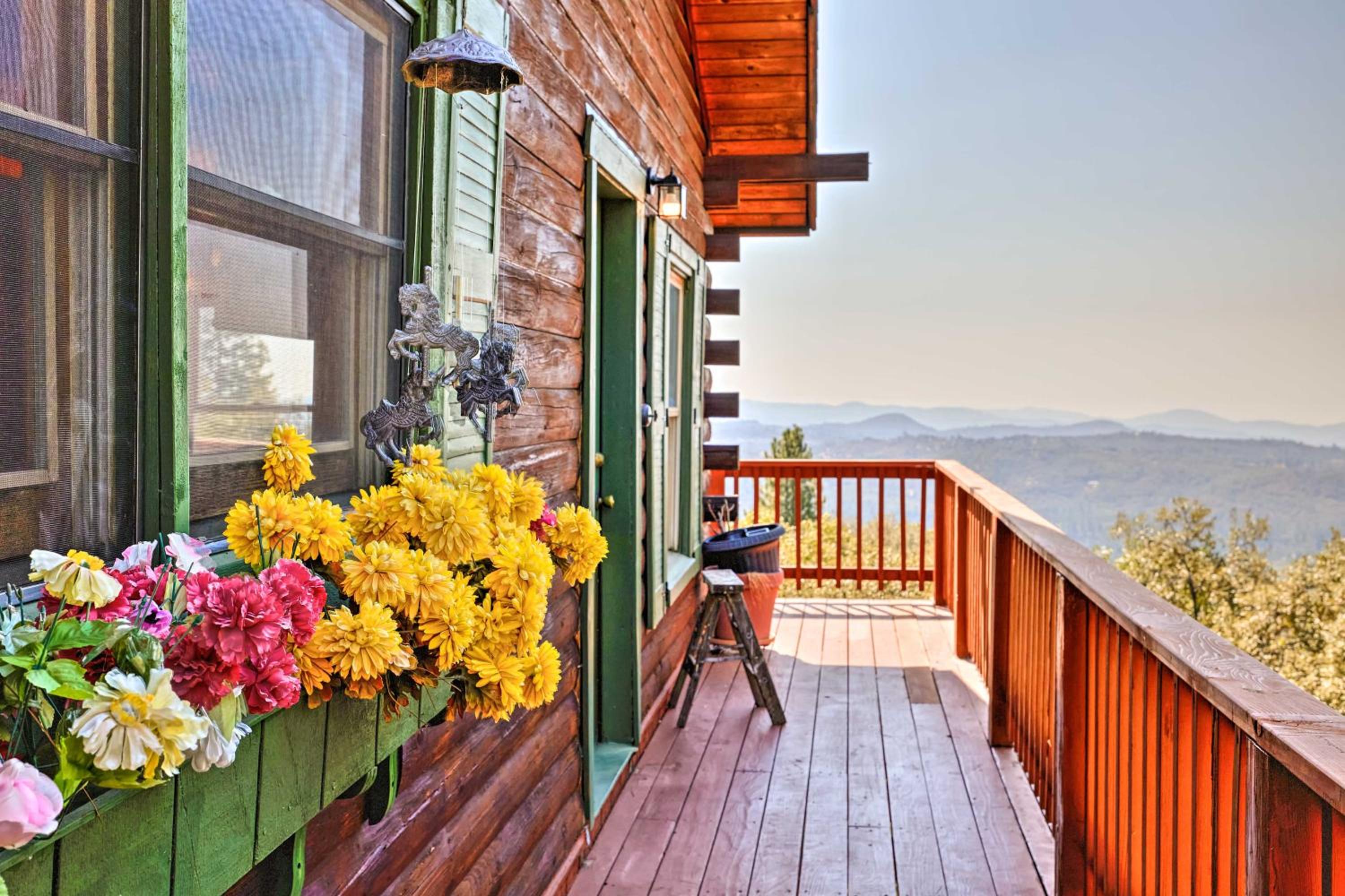 Stunning Log Cabin with Great Views, Firepit, Deck near Twain Hart