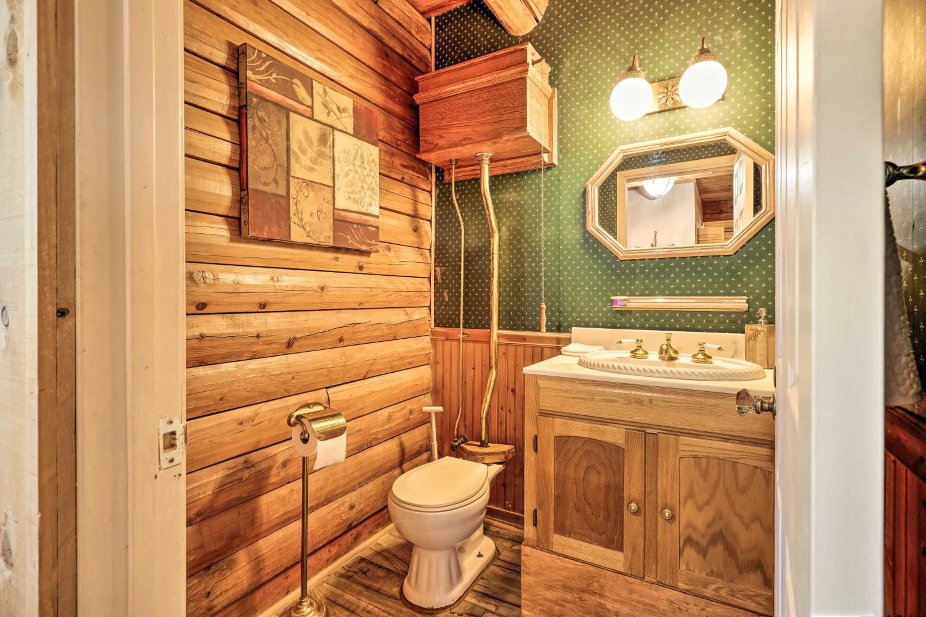 Stunning Log Cabin with Great Views, Firepit, Deck near Twain Hart