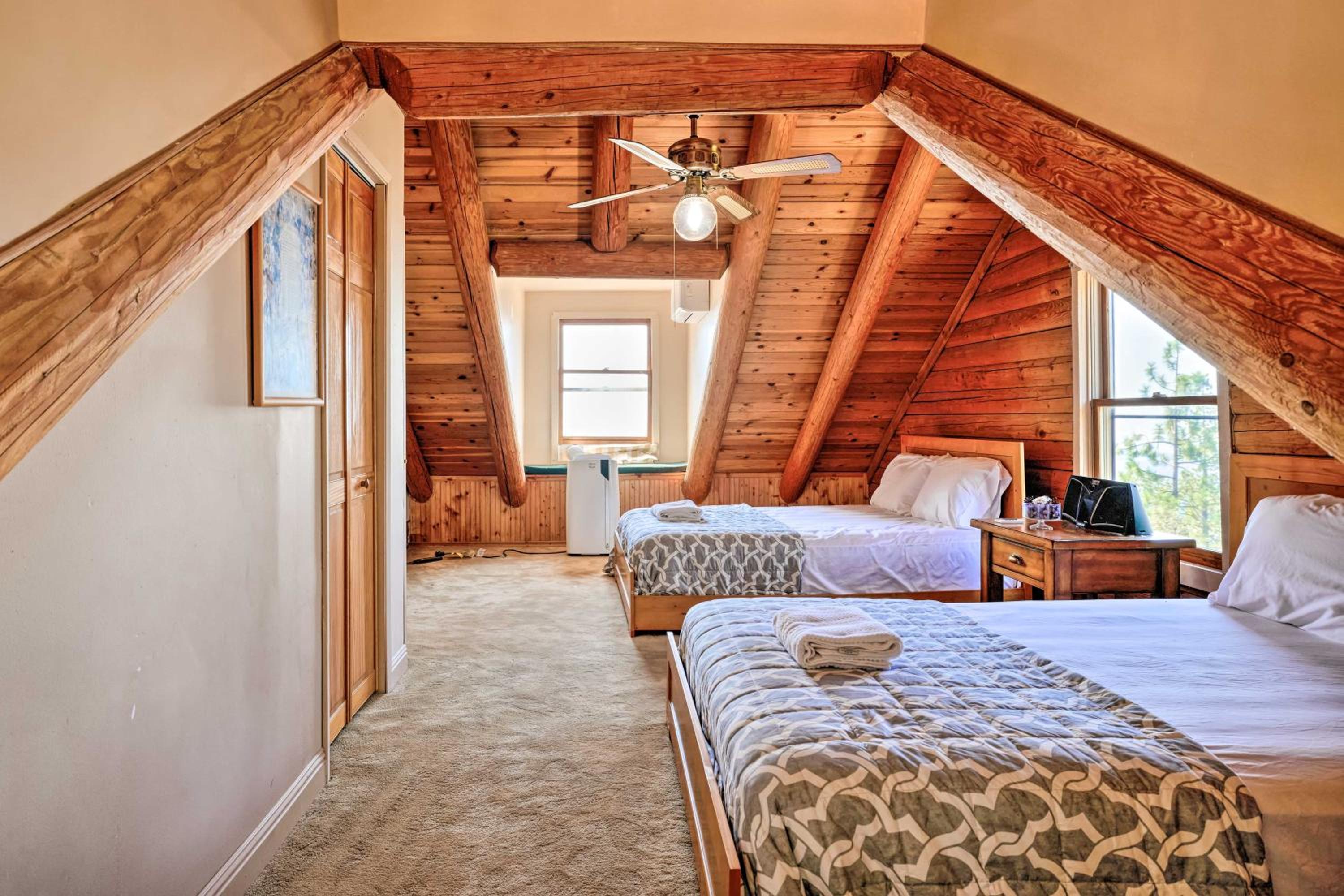 Stunning Log Cabin with Great Views, Firepit, Deck near Twain Hart