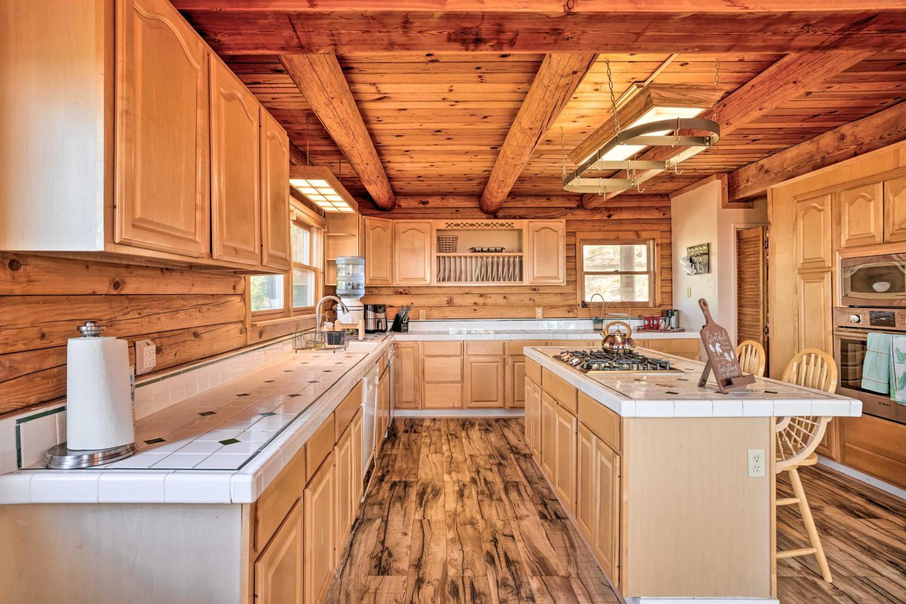 Stunning Log Cabin with Great Views, Firepit, Deck near Twain Hart