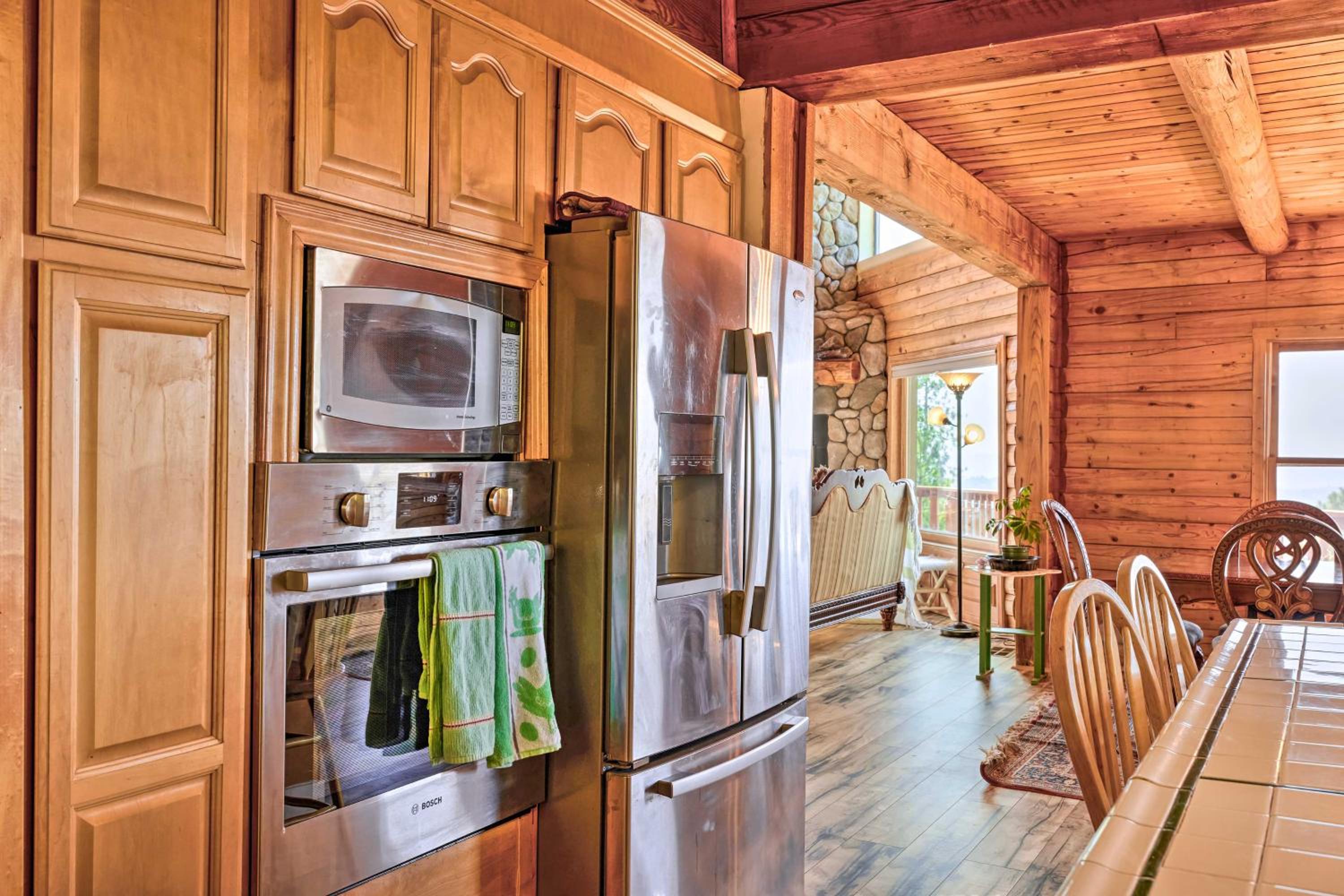 Stunning Log Cabin with Great Views, Firepit, Deck near Twain Hart