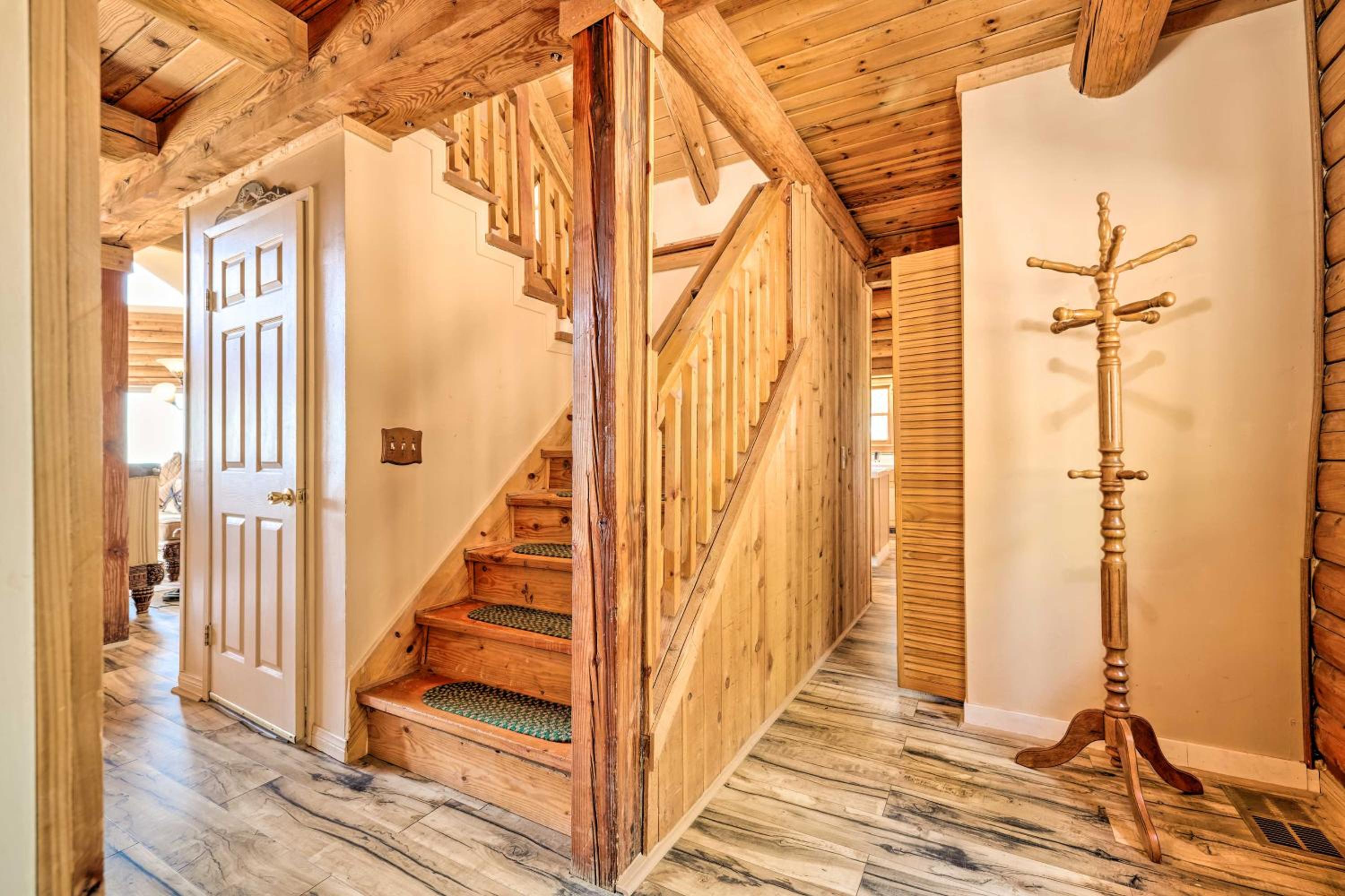 Stunning Log Cabin with Great Views, Firepit, Deck near Twain Hart