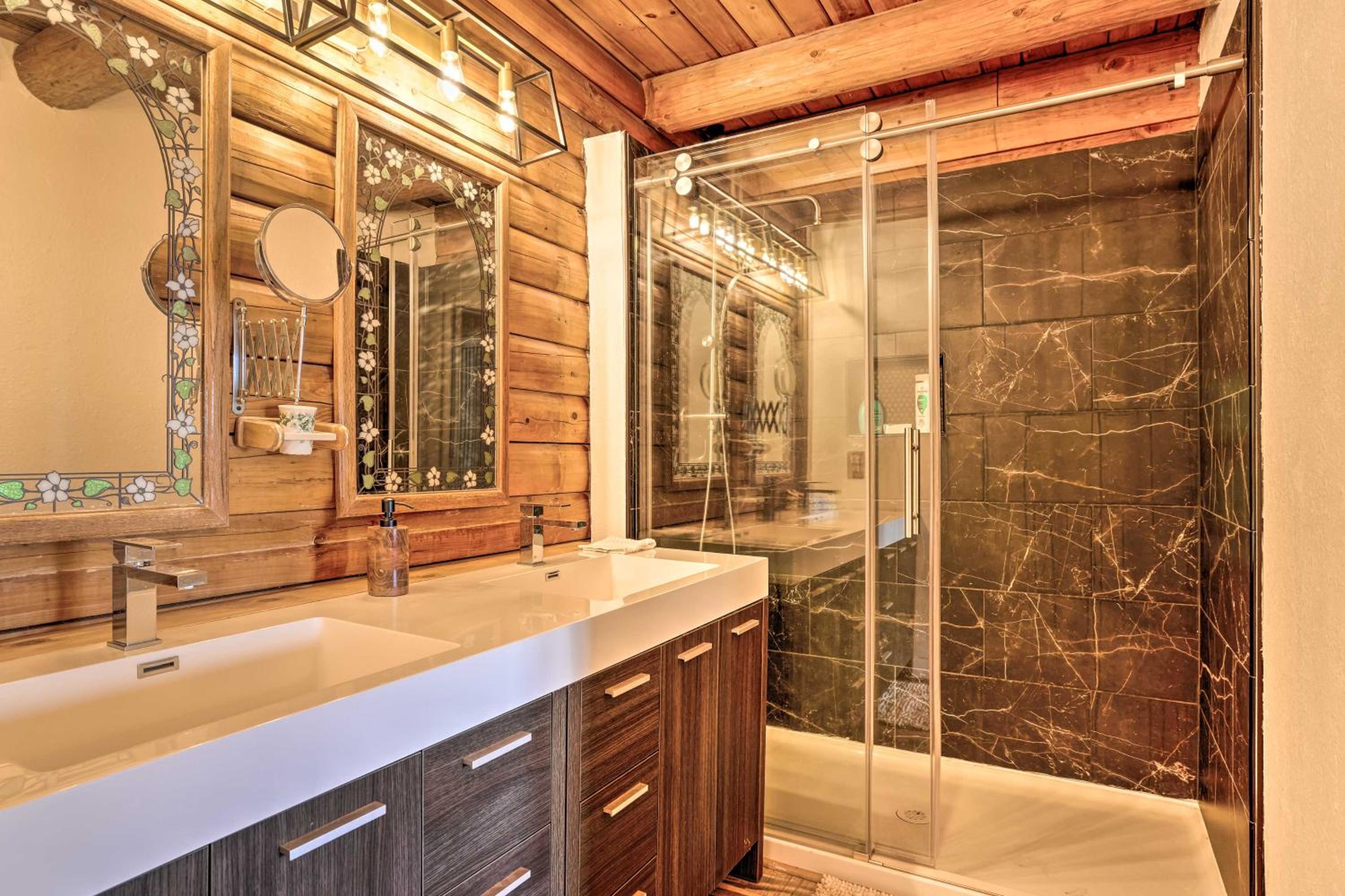 Stunning Log Cabin with Great Views, Firepit, Deck near Twain Hart