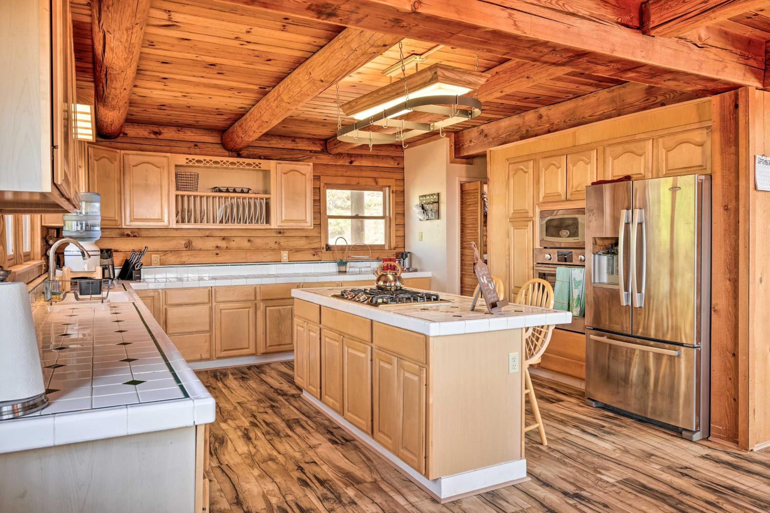 Stunning Log Cabin with Great Views, Firepit, Deck near Twain Hart