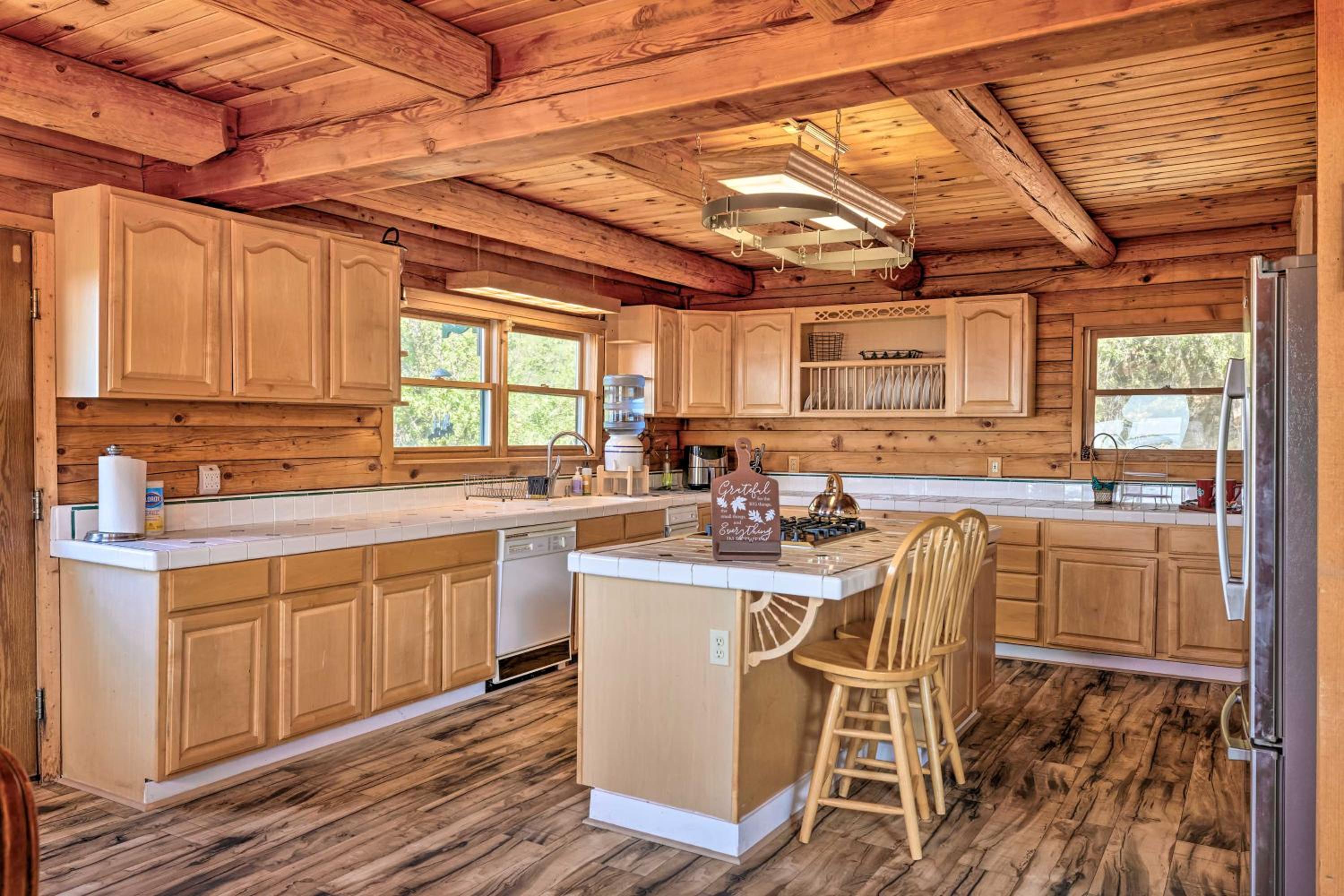 Stunning Log Cabin with Great Views, Firepit, Deck near Twain Hart