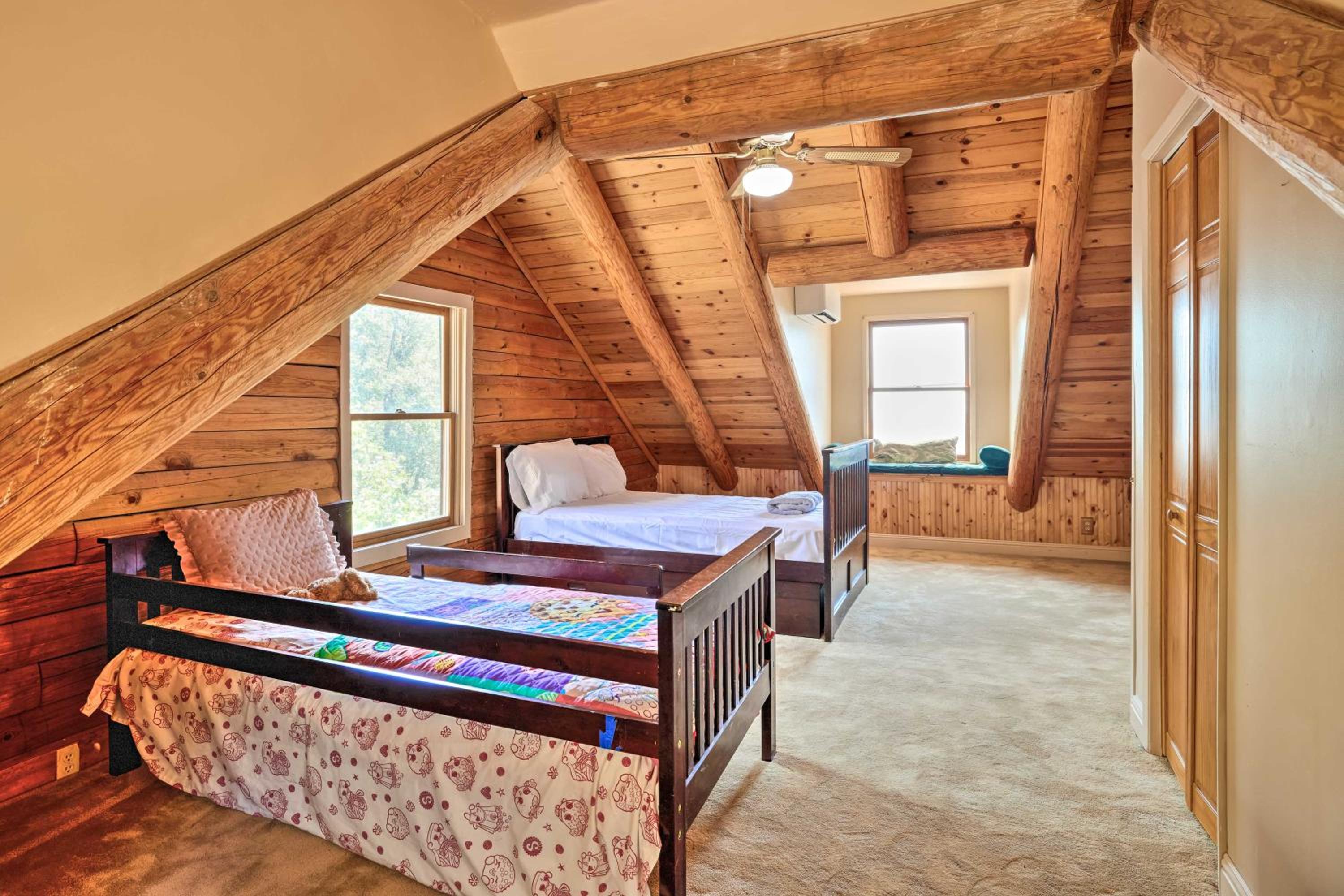 Stunning Log Cabin with Great Views, Firepit, Deck near Twain Hart