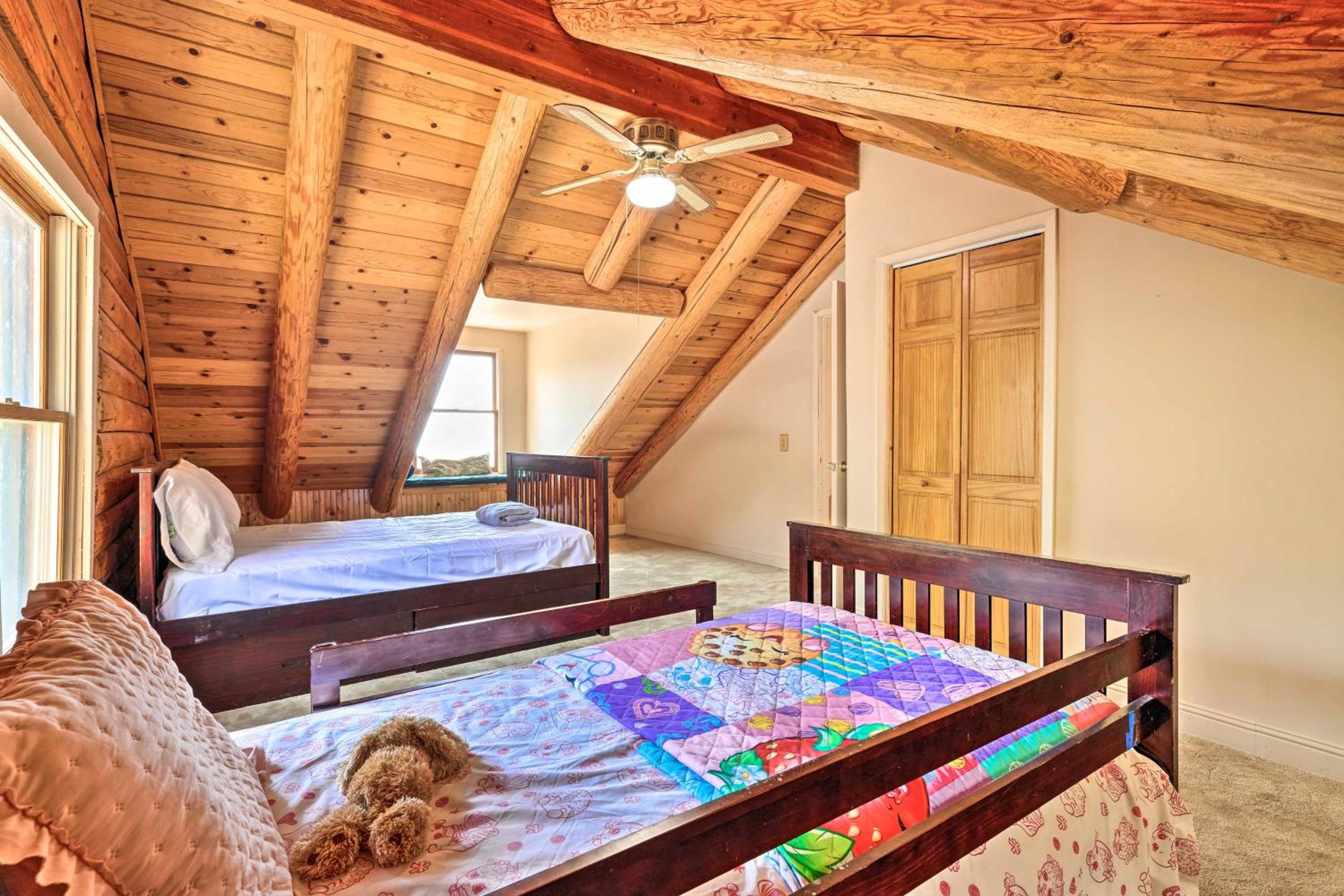 Stunning Log Cabin with Great Views, Firepit, Deck near Twain Hart