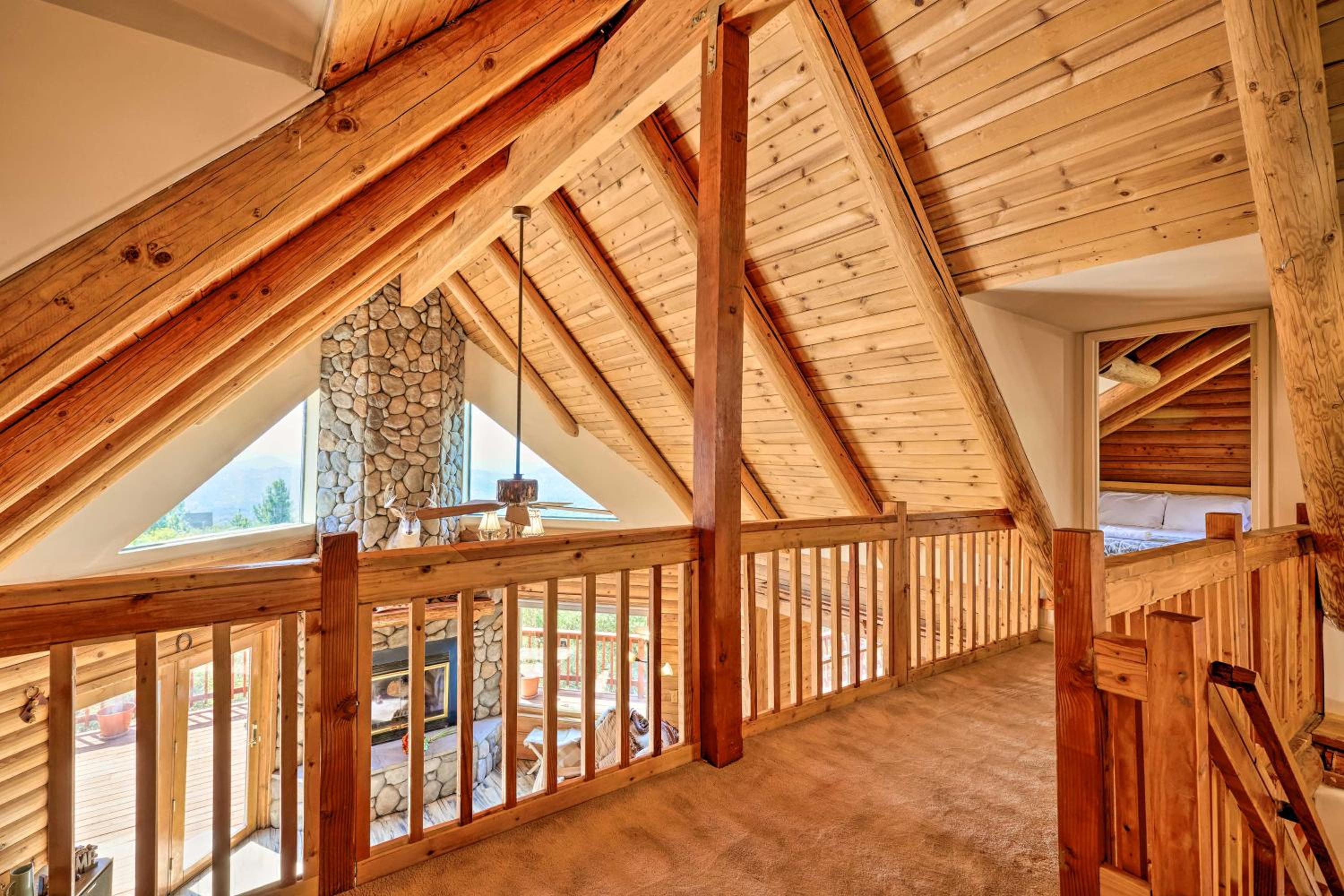 Stunning Log Cabin with Great Views, Firepit, Deck near Twain Hart