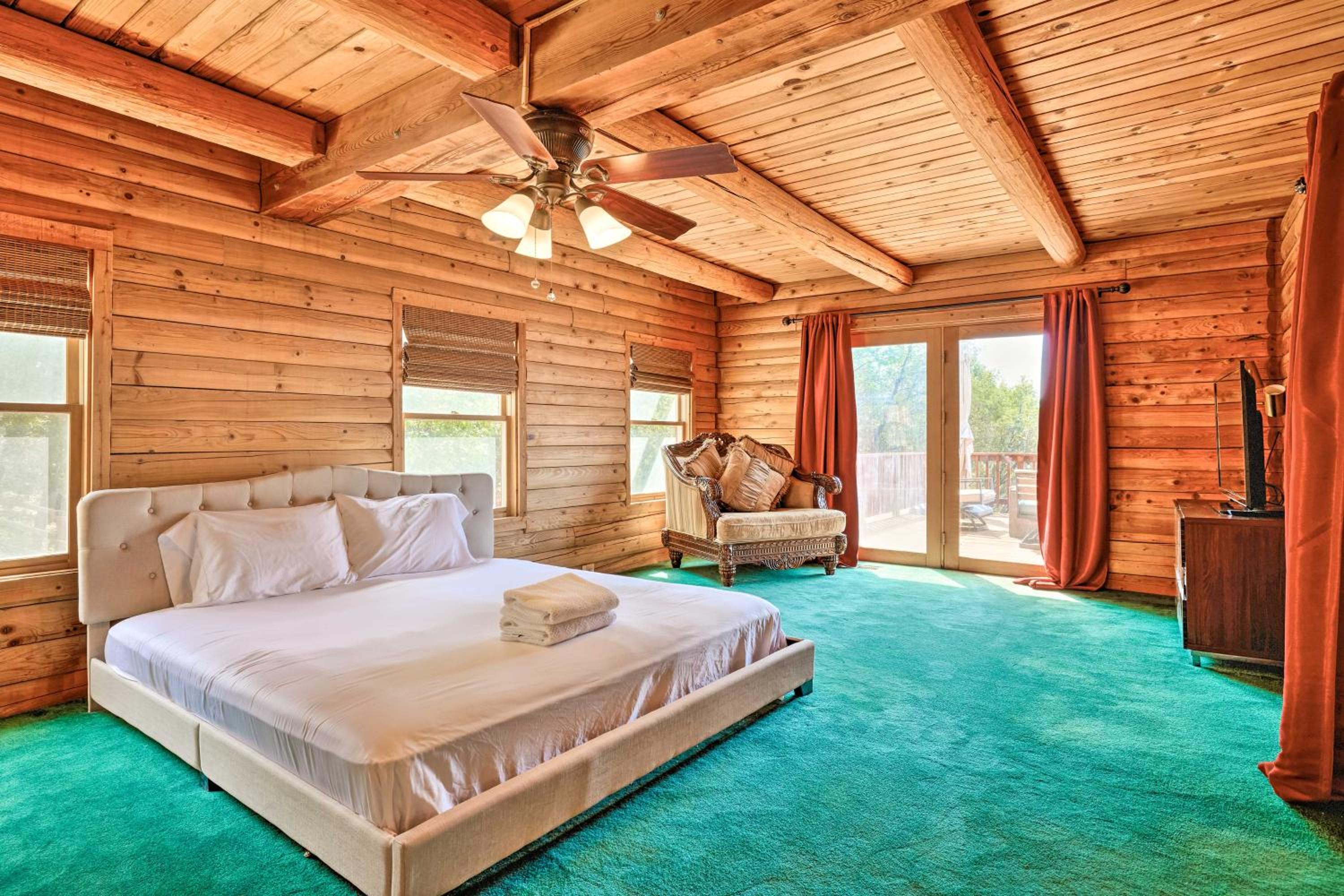 Stunning Log Cabin with Great Views, Firepit, Deck near Twain Hart