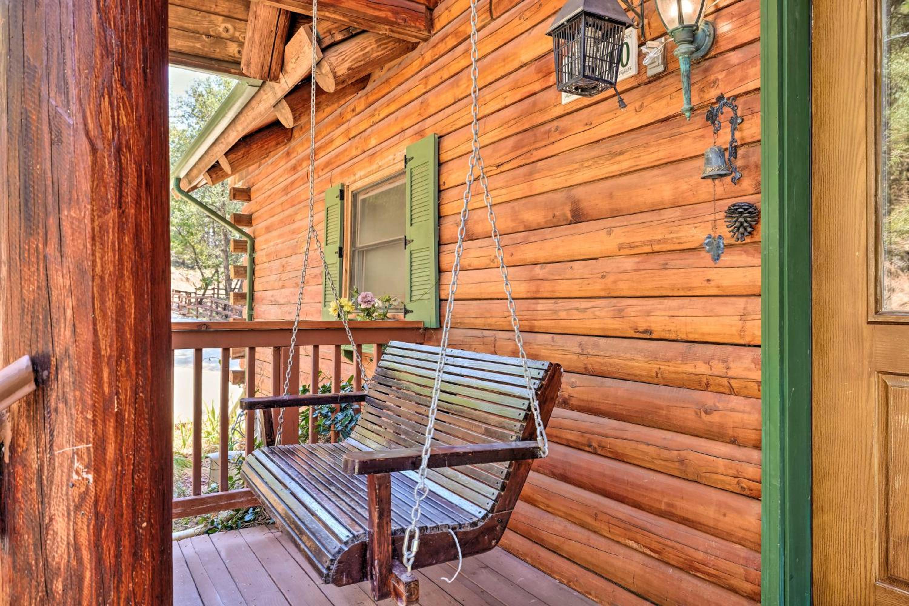 Stunning Log Cabin with Great Views, Firepit, Deck near Twain Hart