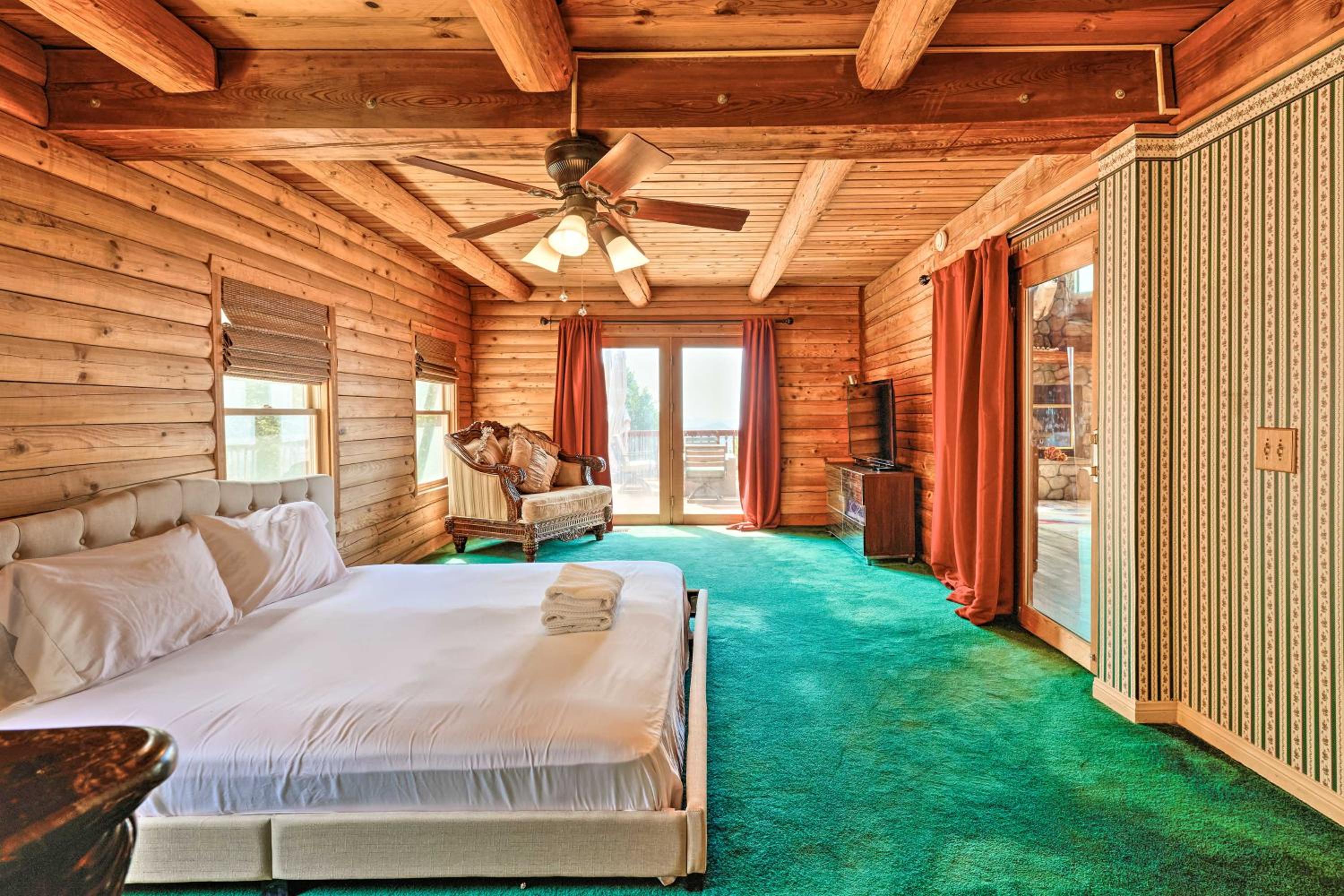 Stunning Log Cabin with Great Views, Firepit, Deck near Twain Hart