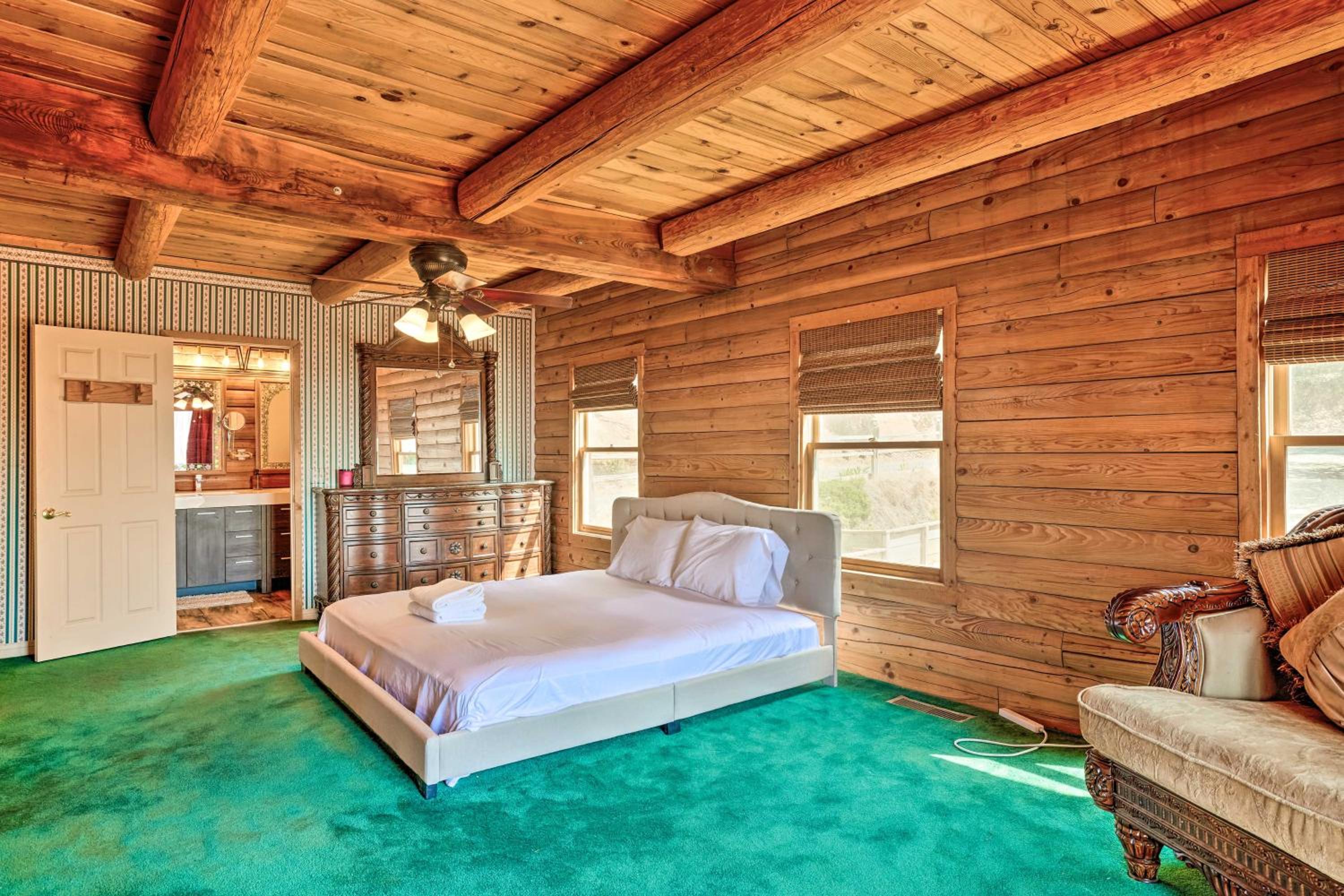 Stunning Log Cabin with Great Views, Firepit, Deck near Twain Hart