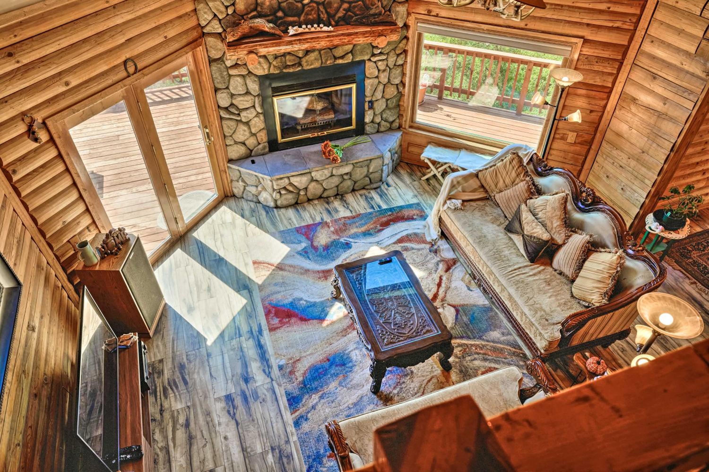 Stunning Log Cabin with Great Views, Firepit, Deck near Twain Hart