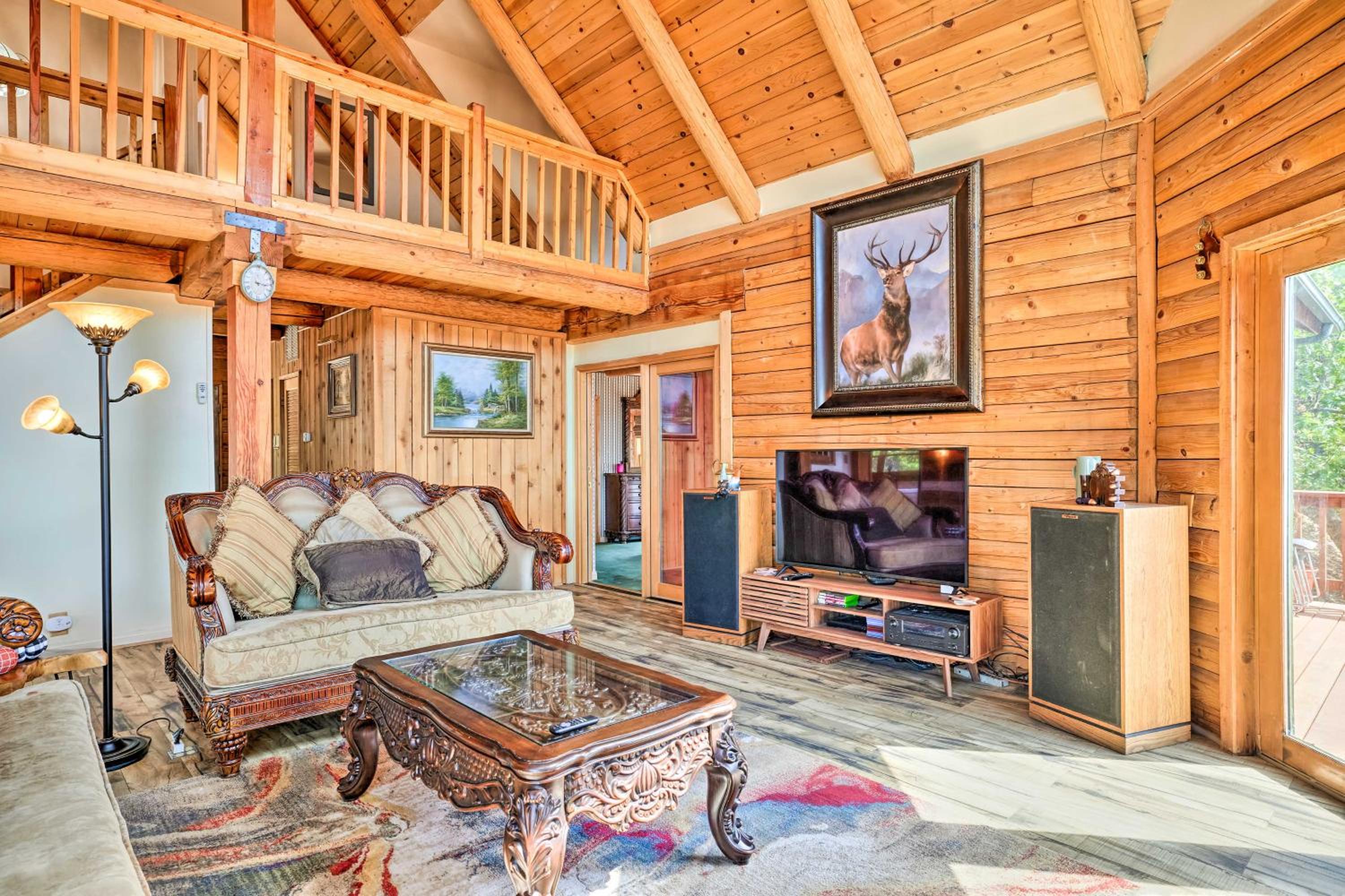 Stunning Log Cabin with Great Views, Firepit, Deck near Twain Hart